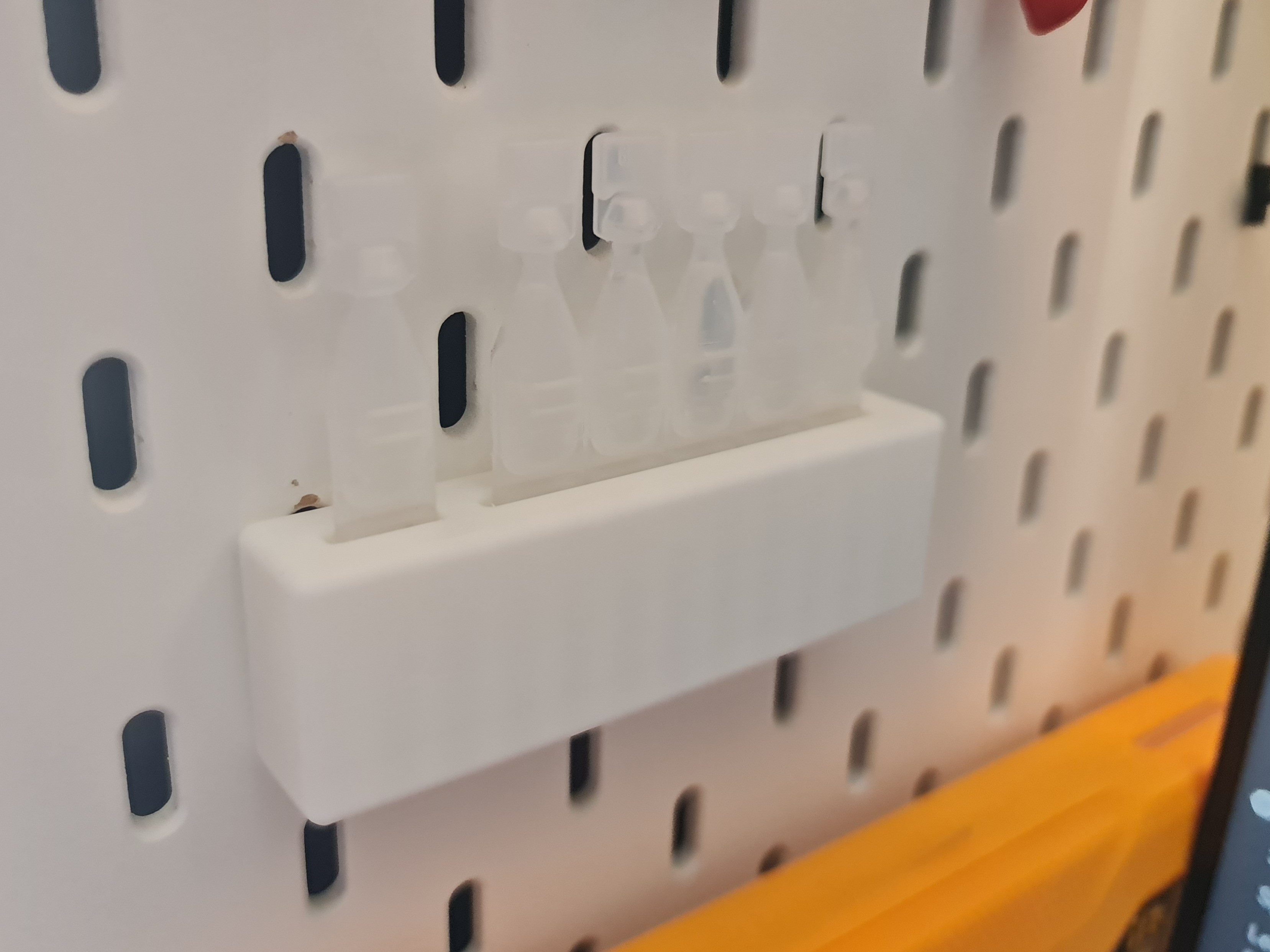 Single-use eye drops Skadis holder