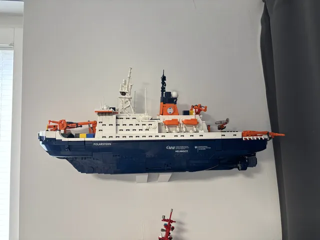 Wall mount for BlueBrixx 108126 Research Icebreaker Polarstern