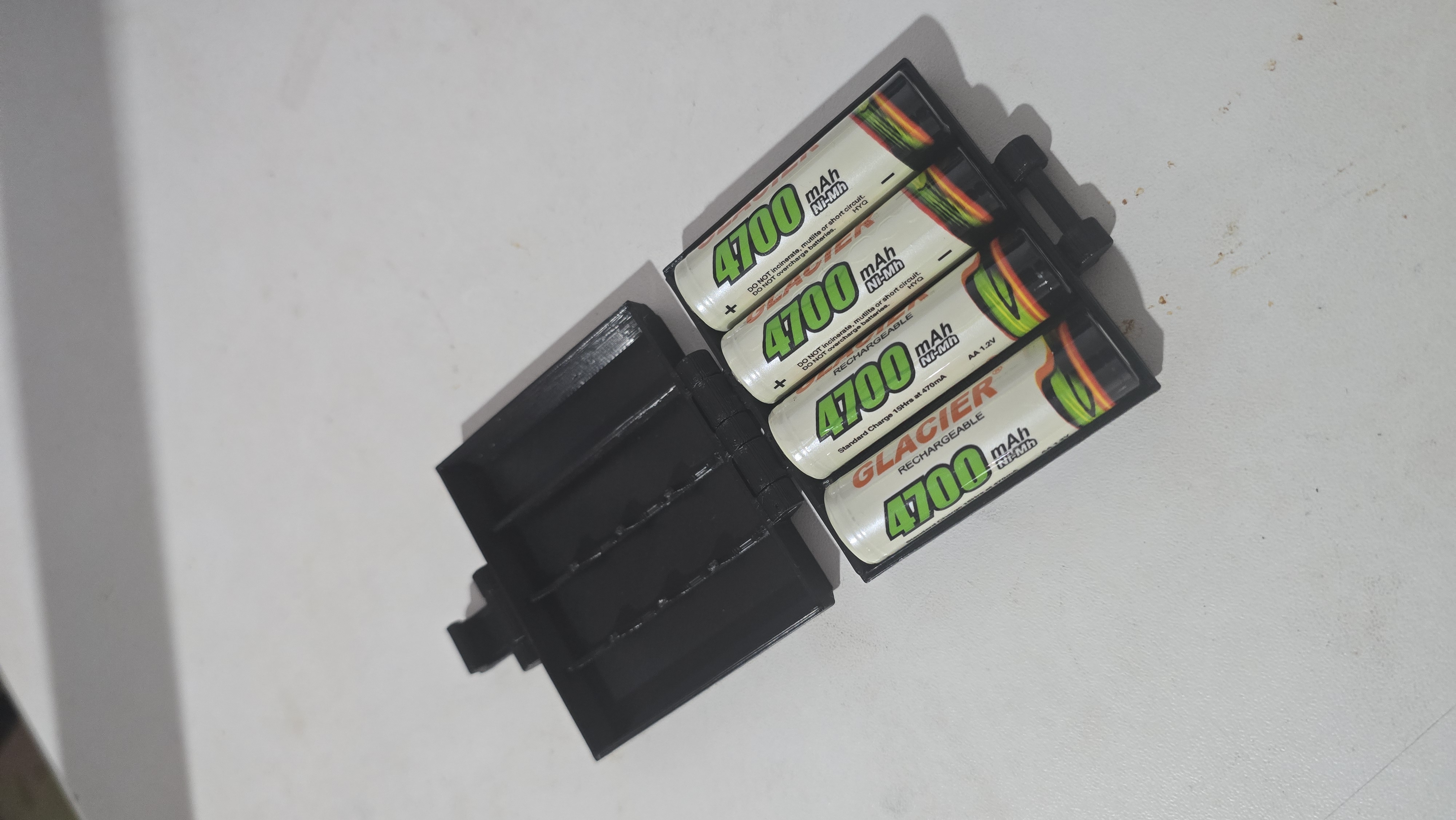 4x AA / AAA battery case
