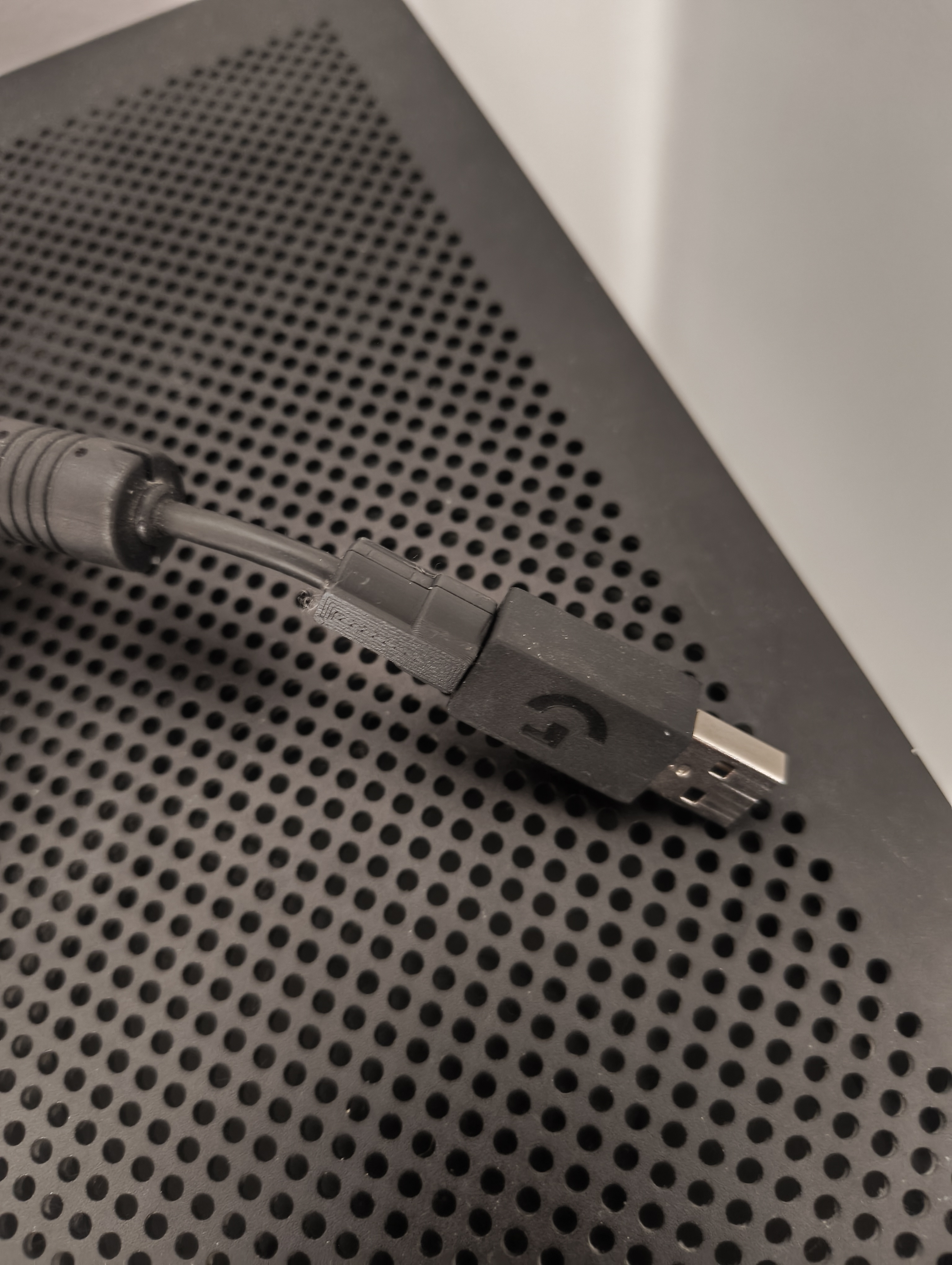 Logitech G413 TKL SE Cable Strain relief