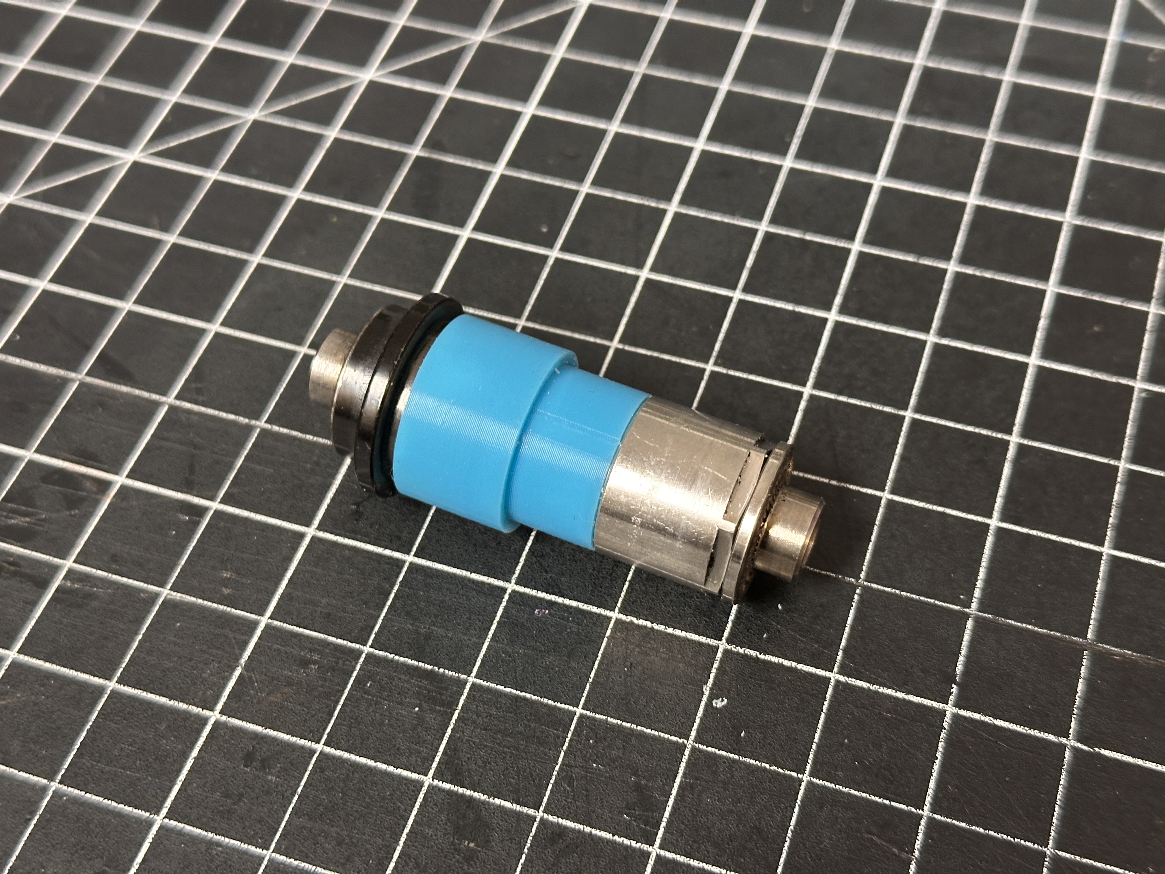 Quick release endcap holder for Wahoo Kickr v3