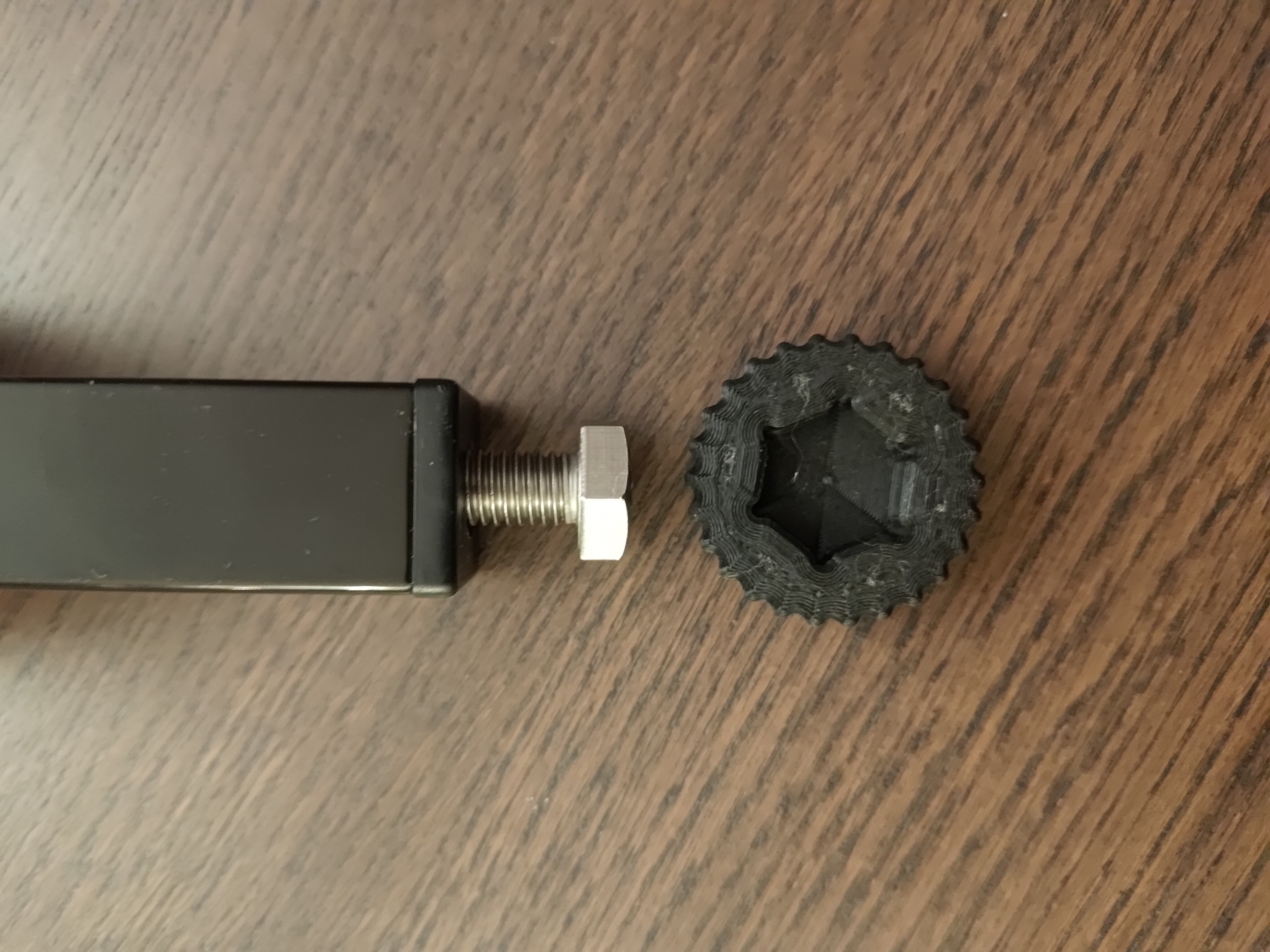 cache vis pied réglable meuble