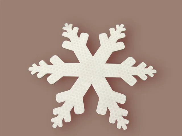 I was wondering what pad to put the beer on and lo and behold... on a snowflake. Of course, you can hang it on a Christmas tree, but the cooling effect won't be felt there :) I used a golden section, so there will be other effects... :)