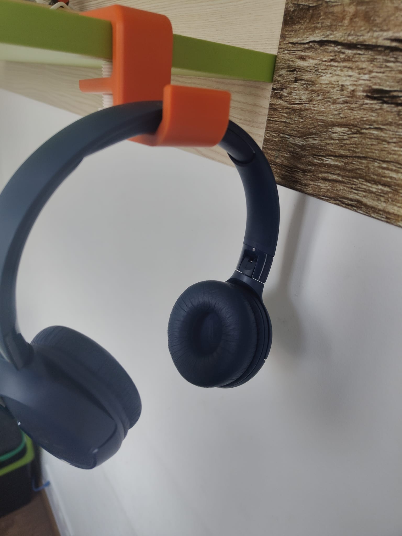 Headphones holder