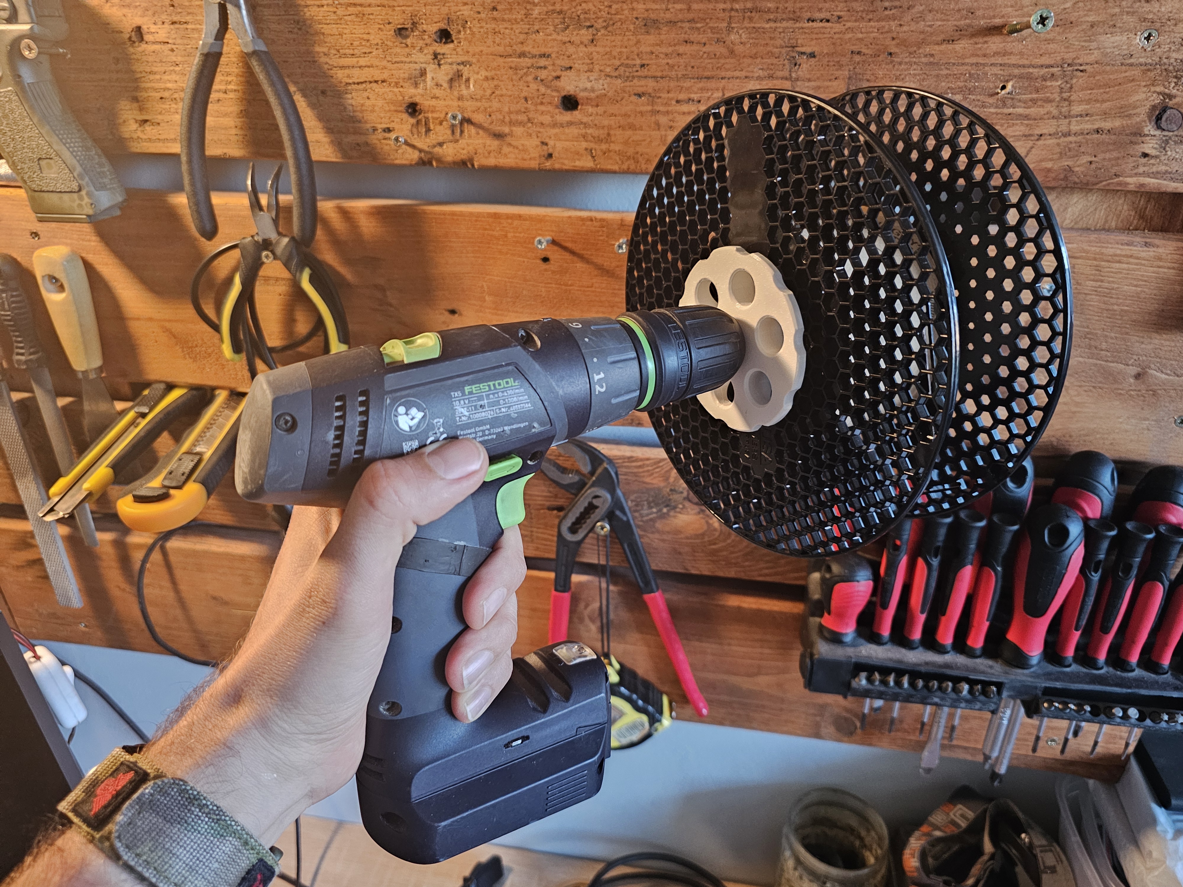 Drill spool rewinder