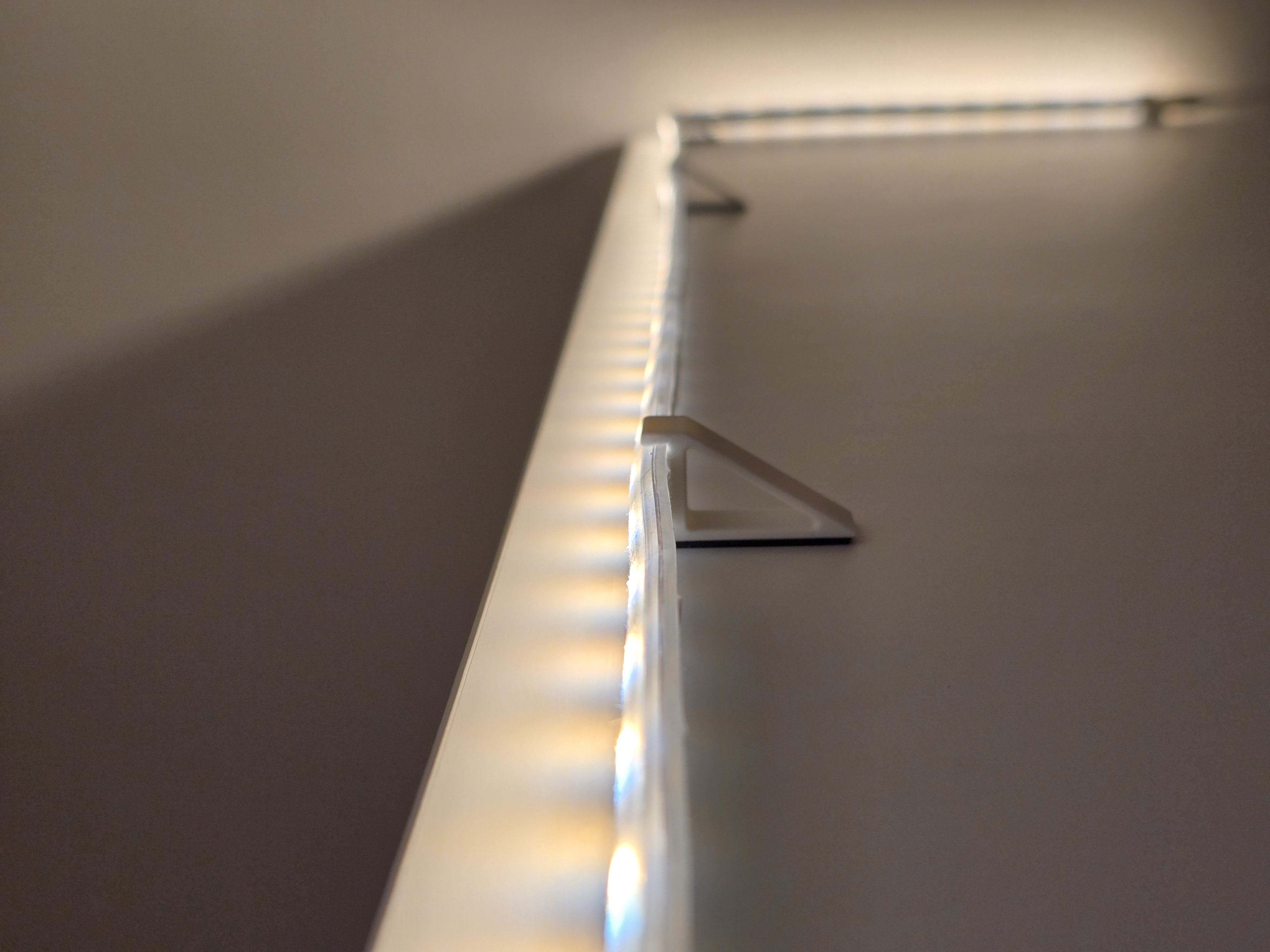 Philips Hue Flux Light Strip Holder – 90° Mount for Maximum Indirect Lighting