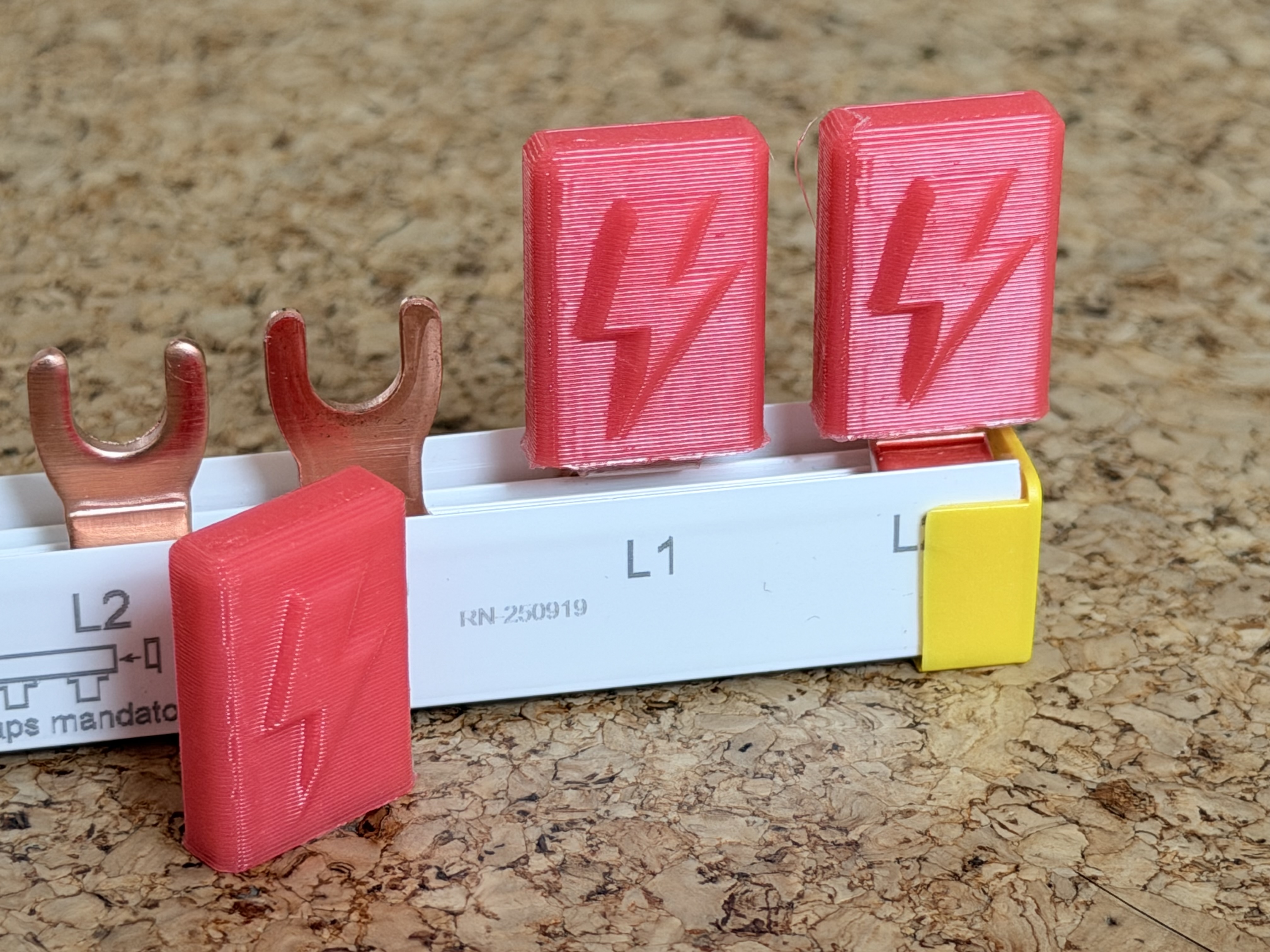 Phase Busbar Touch Protection/Phasenschiene Berührungsschutz