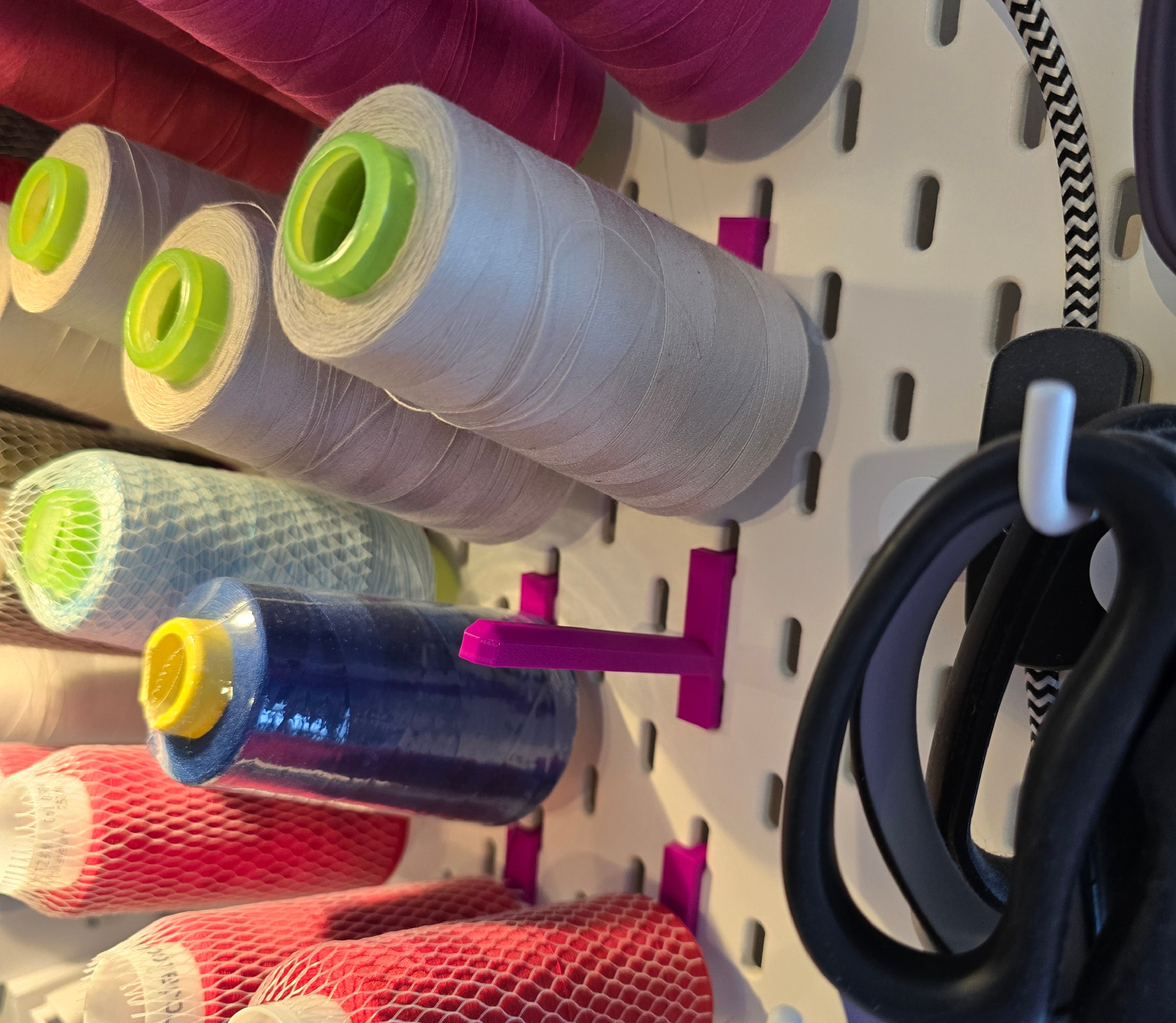 Overlock Nähgarnspulen Halter. Overlock sewing thread spool holder.