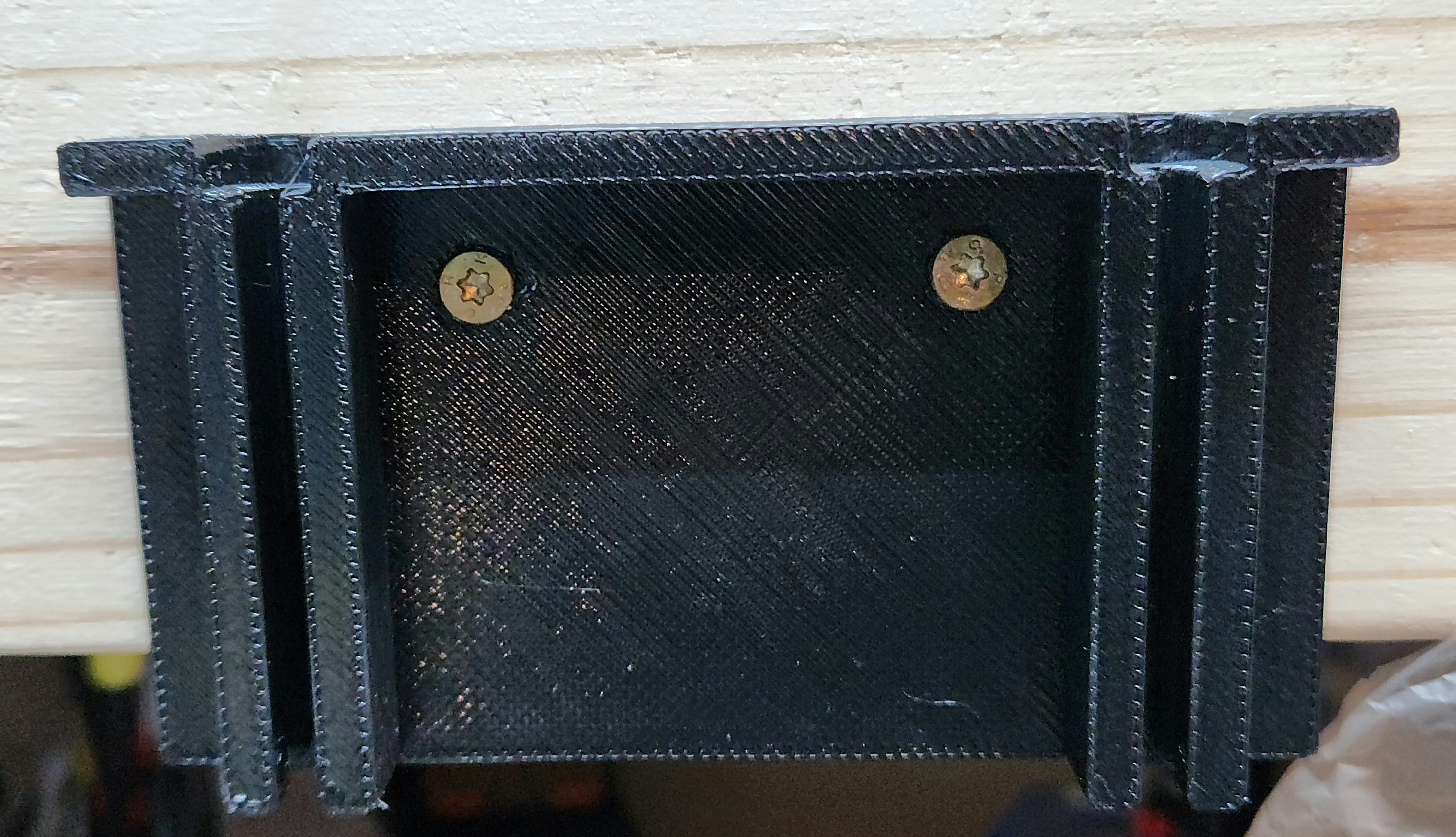 Wall mount that fits the Hanging basket by Rene Czerner