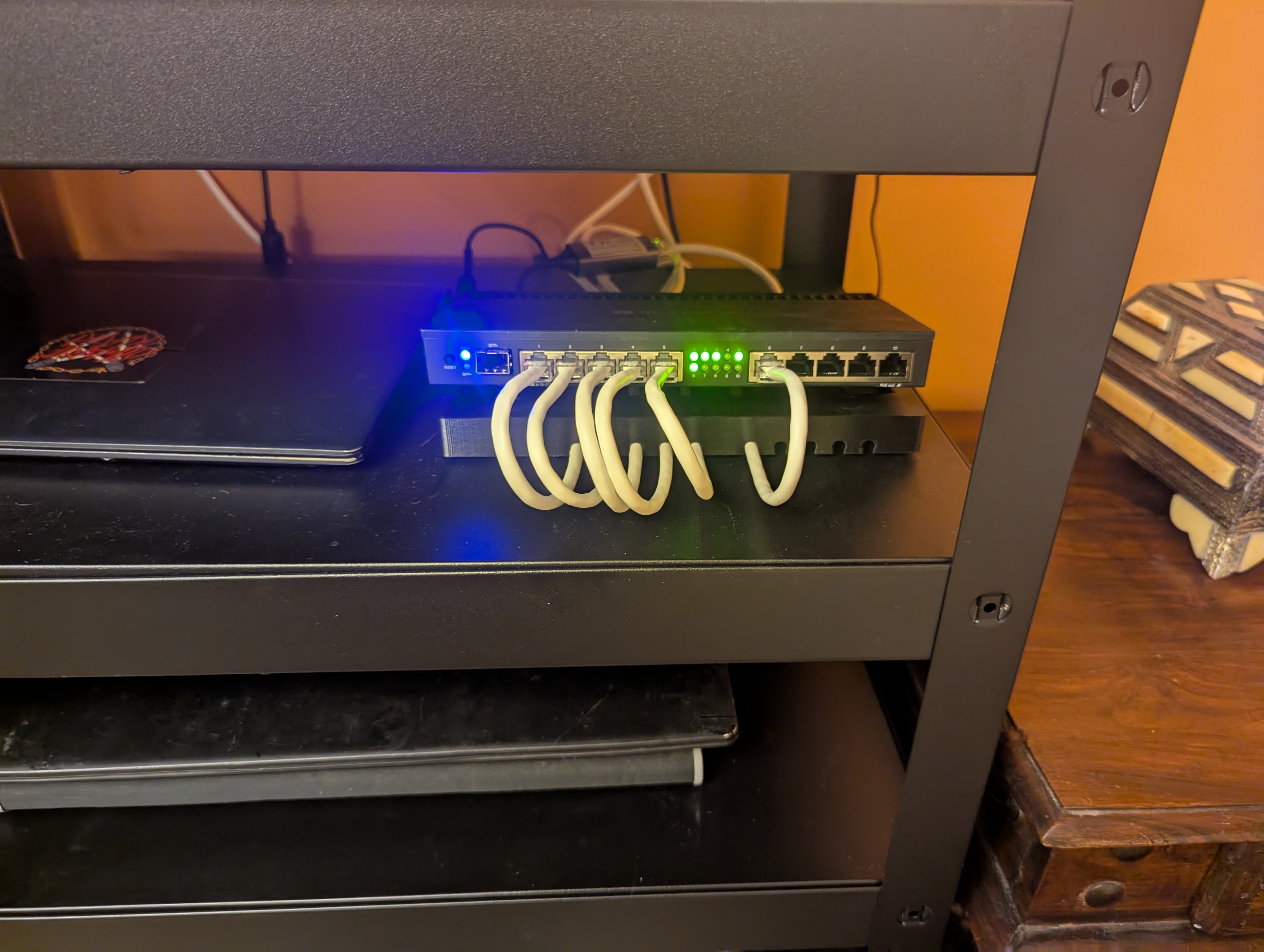 Mikrotik RB4011iGS Cable routing stand