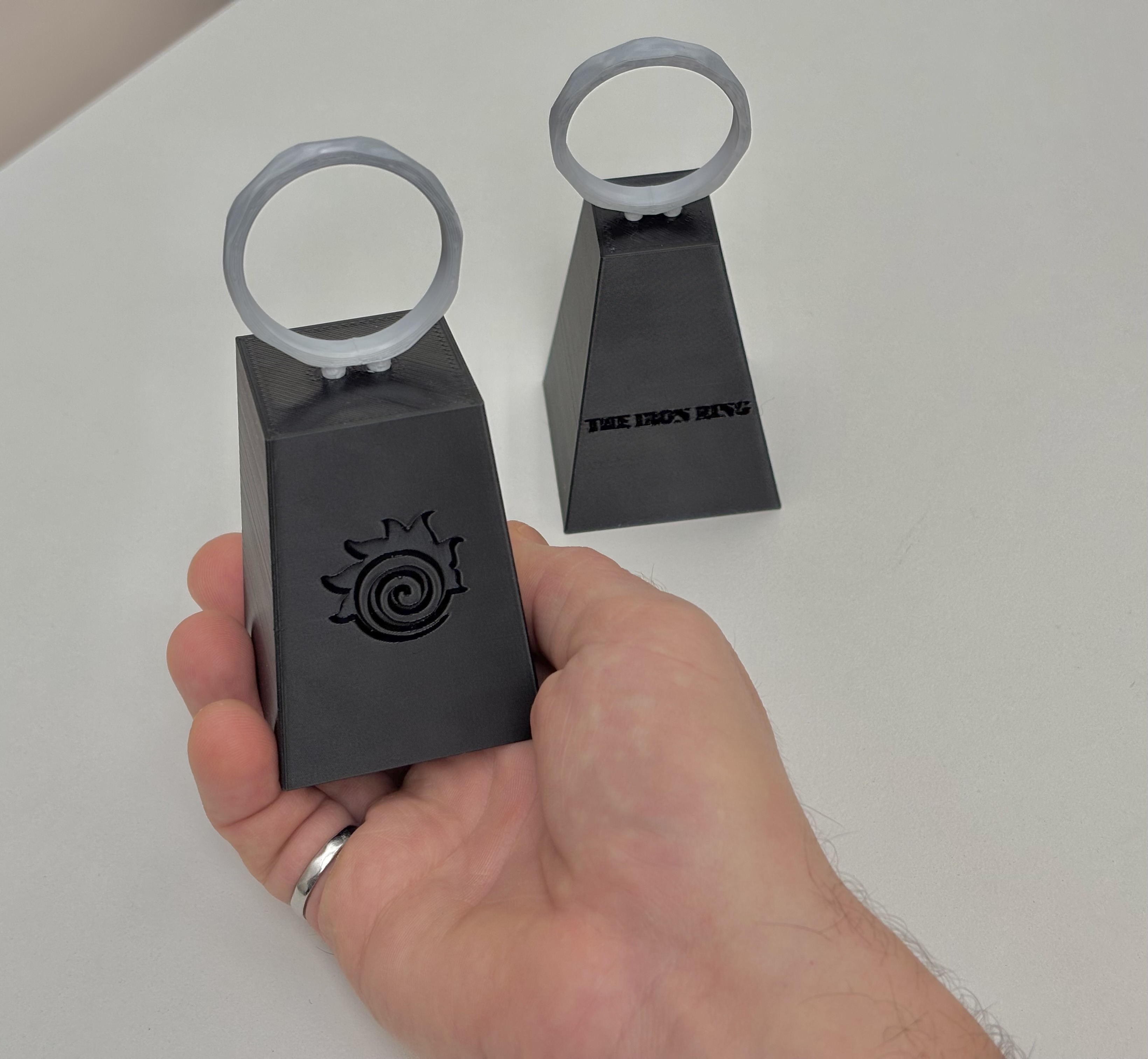McMaster University Engineering Iron Ring Display Monument Replicas — miniatura 4