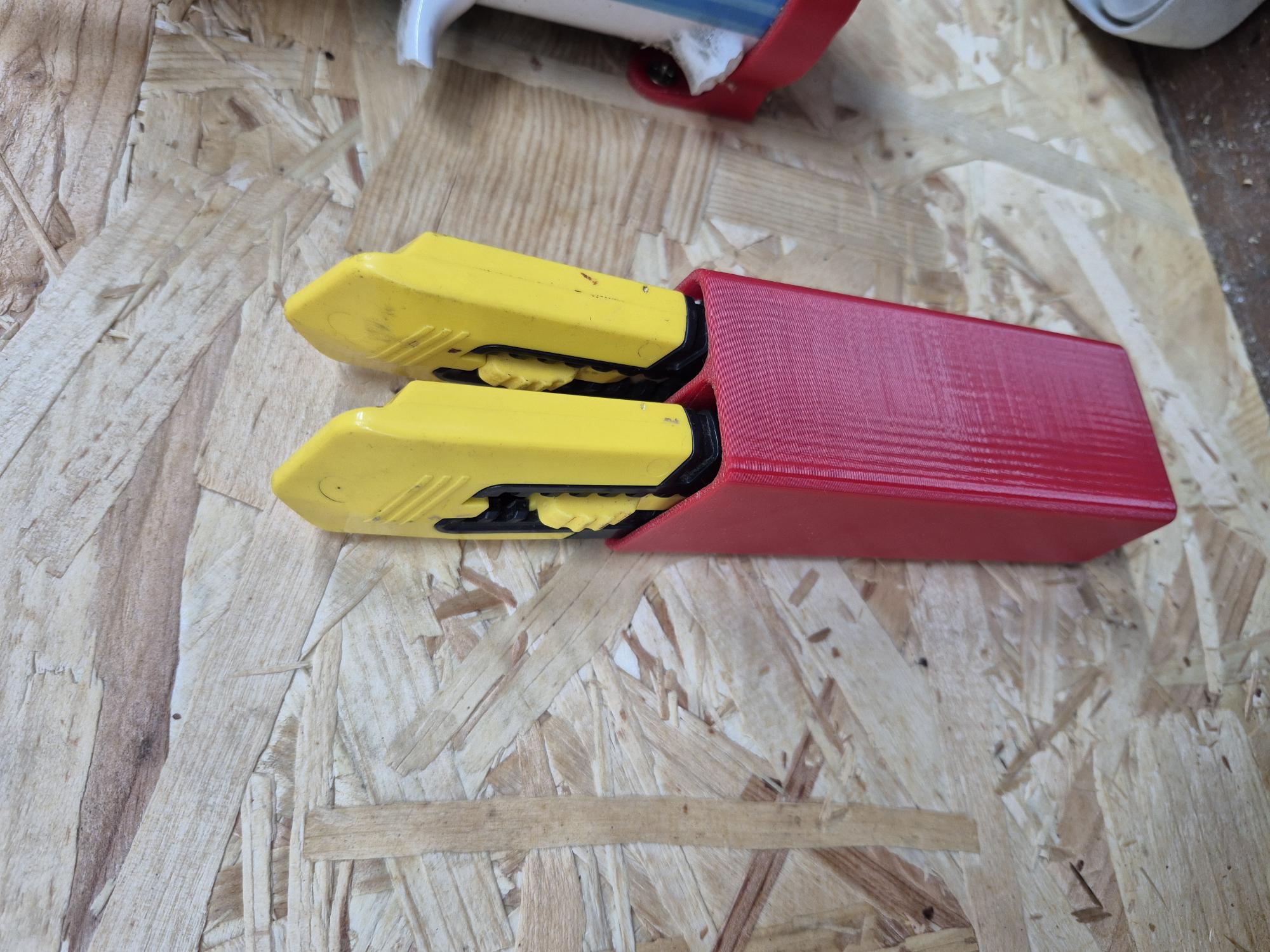 Dual Stanley cutter box cutter holder