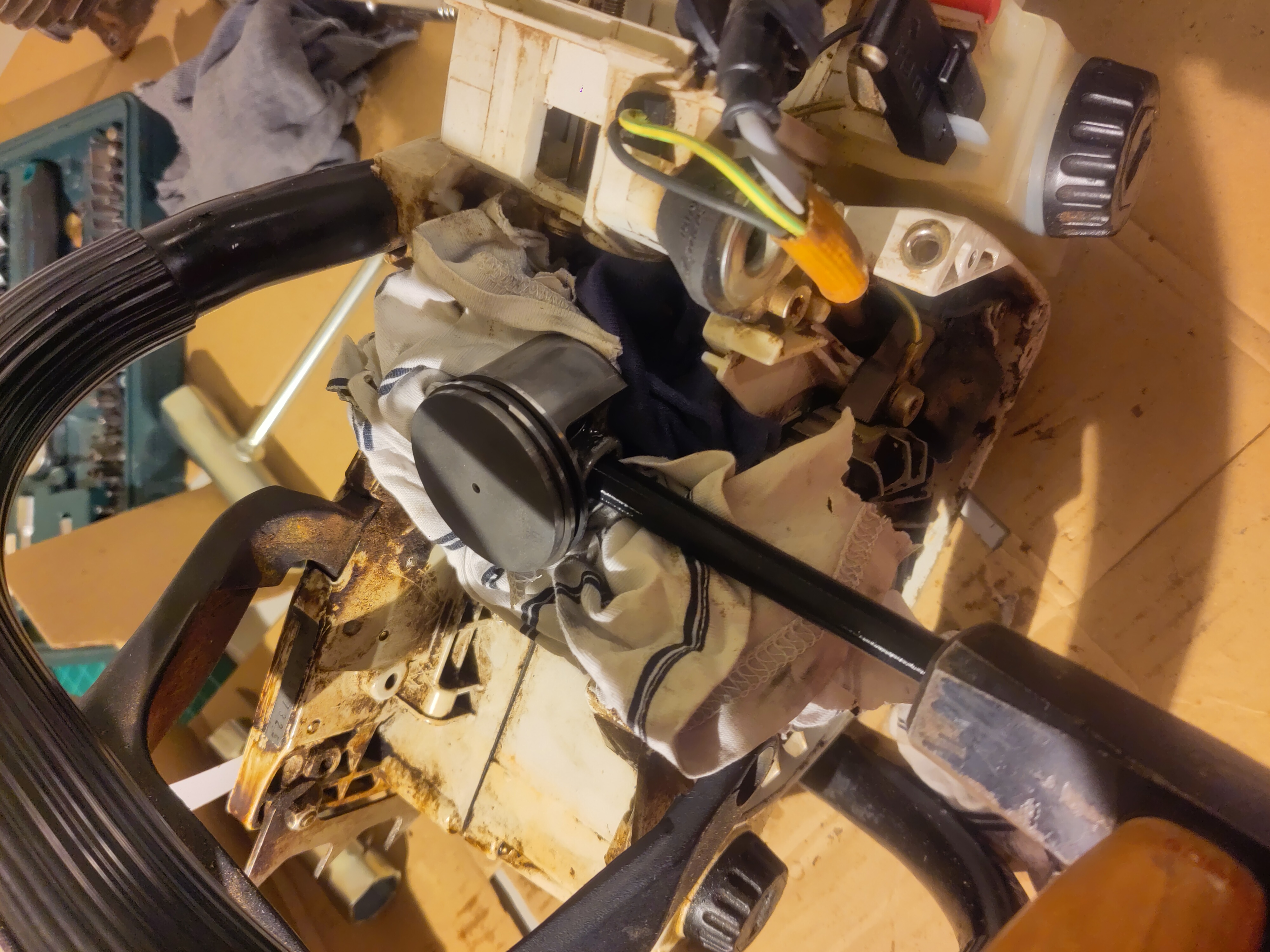 Stihl 026 Kolbenbolzen entfernen