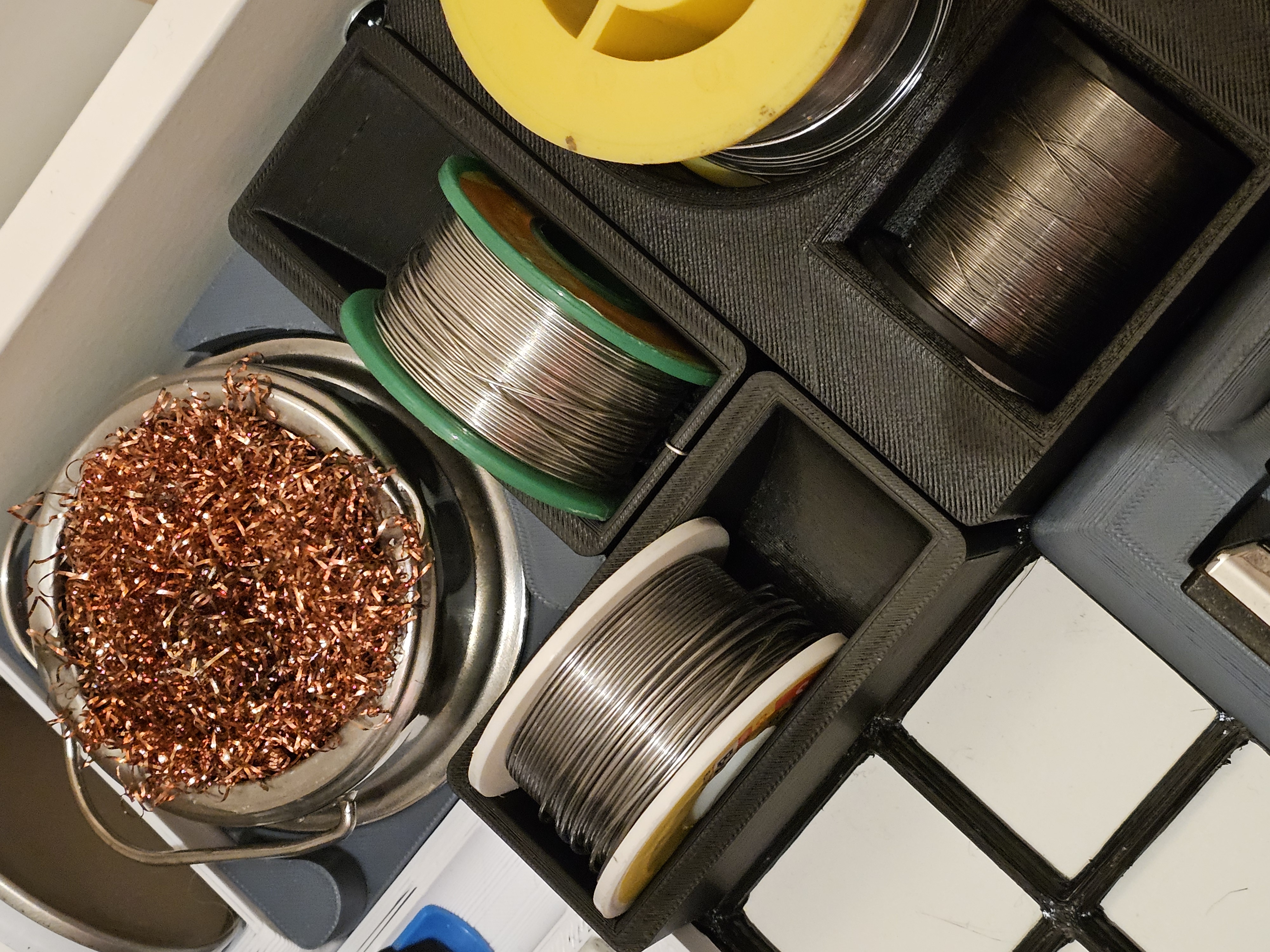 Gridfinity 2x1 Solder Spool Dispenser