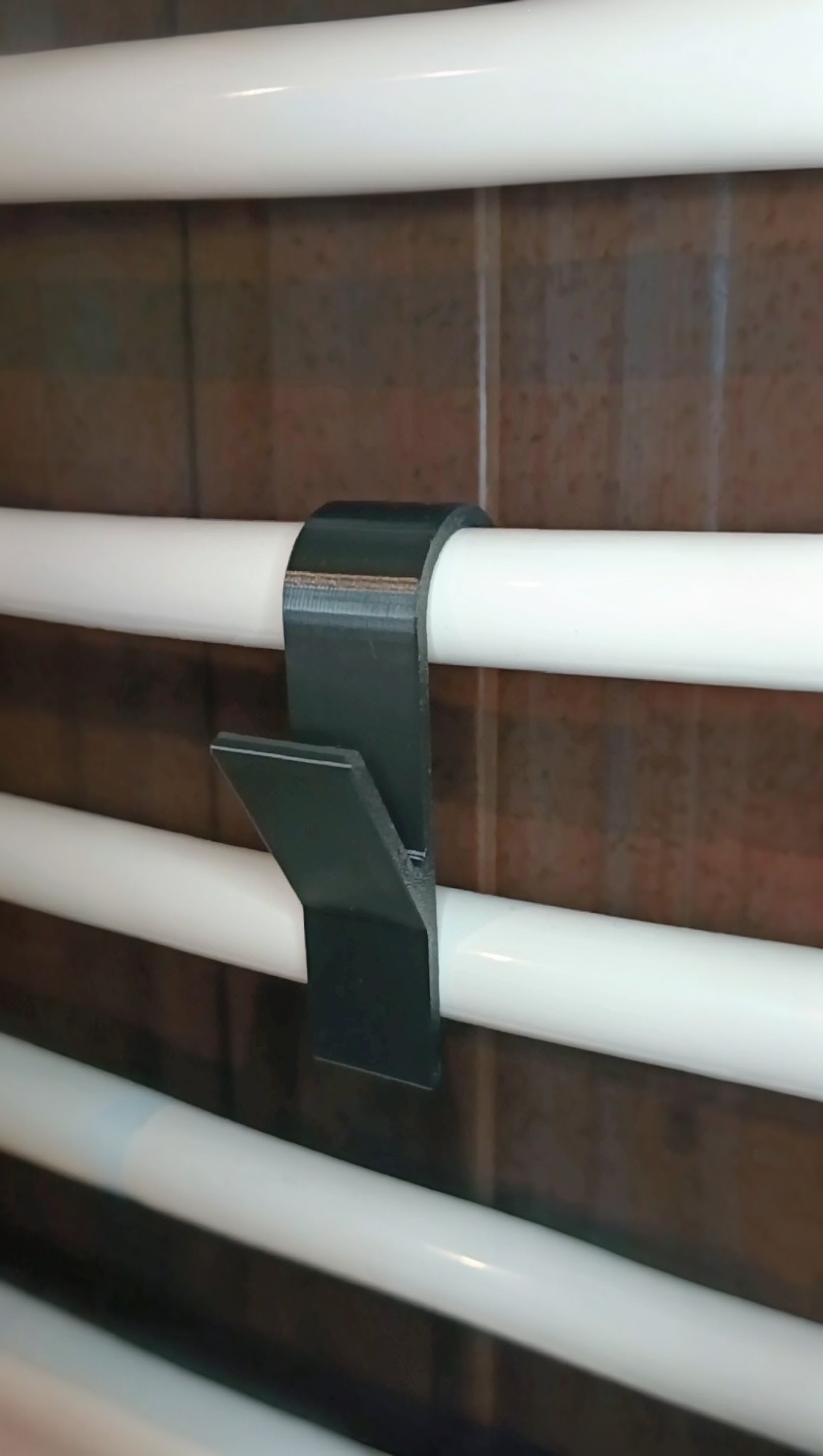 Radiator hanger