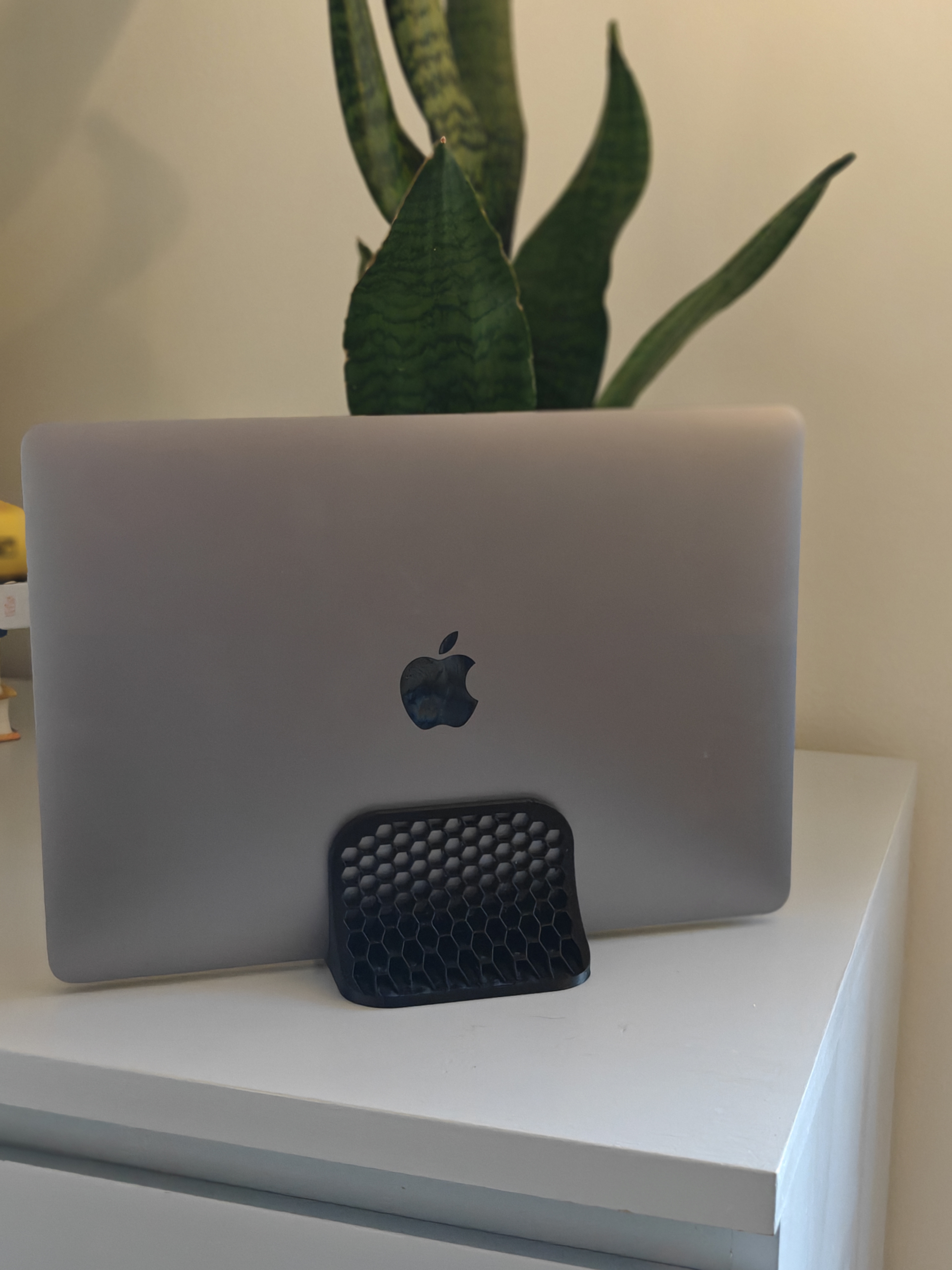 Laptop stand with honeycomb pattern