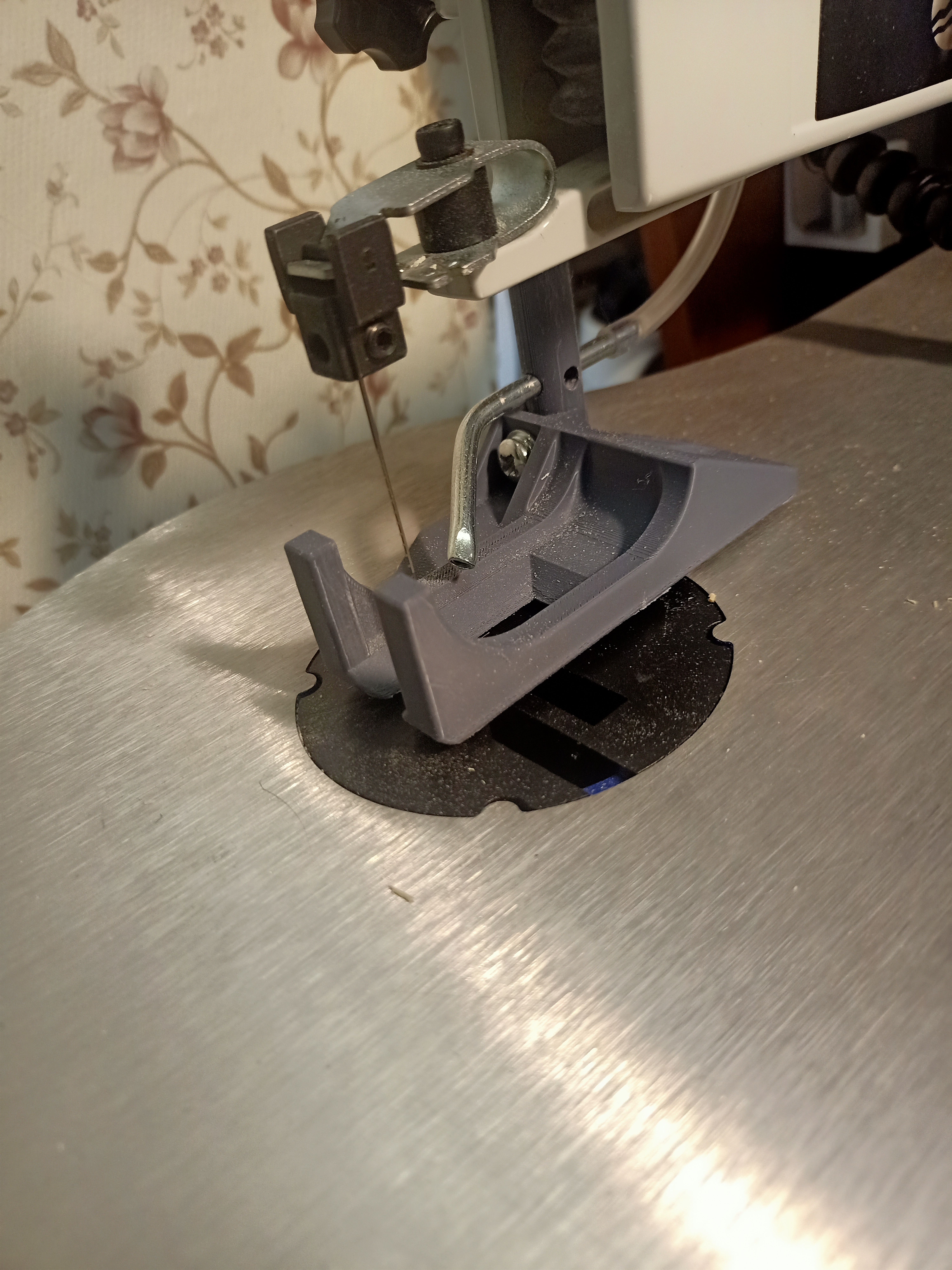 Improved presser foot for 16" scroll saw