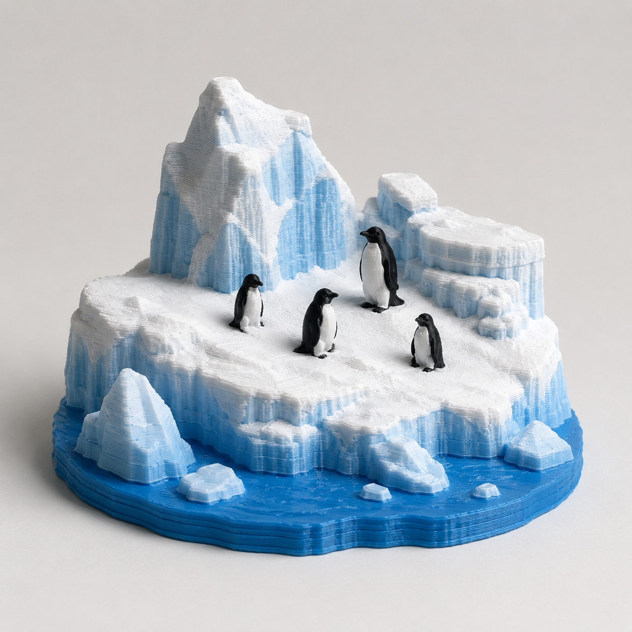 Miniaturisierte Eislandschaft mit Pinguinen-Miniaturized ice landscape with penguins