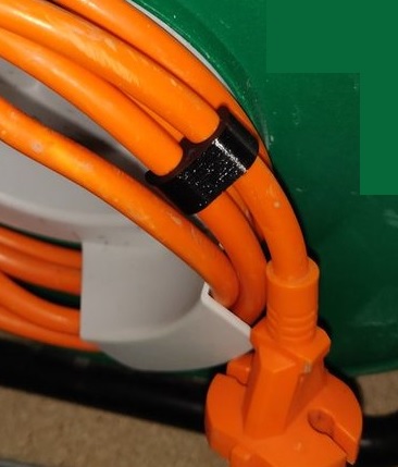 Round 220v power cable clip