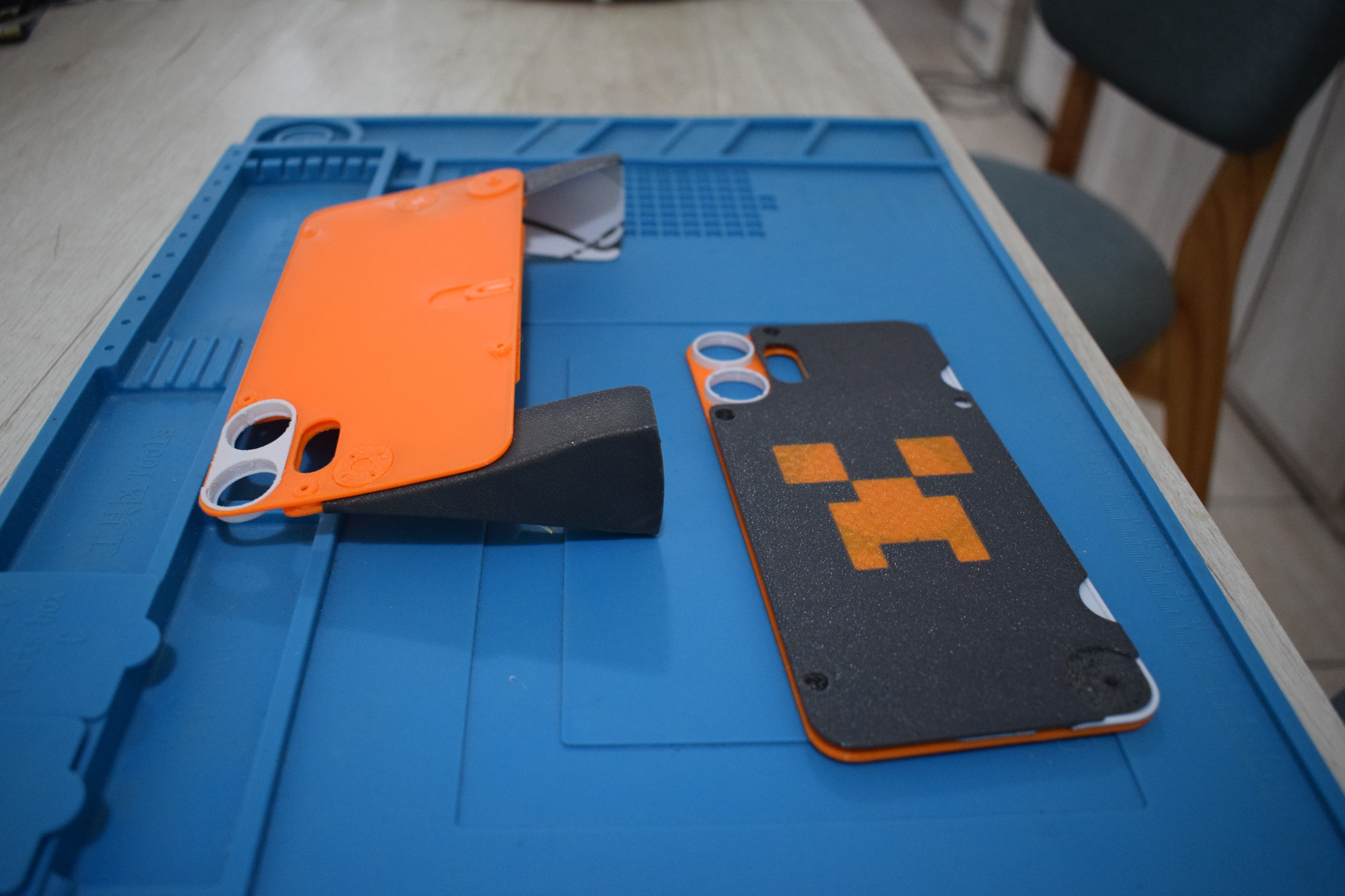 Foldable gamepad for CMF Phone 2 Pro - Customisable PixelArt - Magsafe compatible. 3D model thumbnail