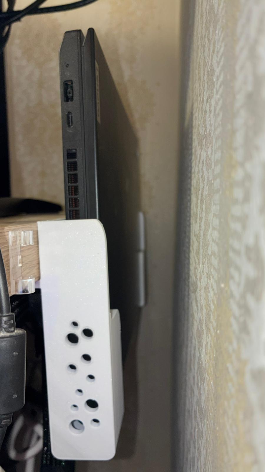 Miniatura 2 do modelo 3D Vertical laptop mount for table