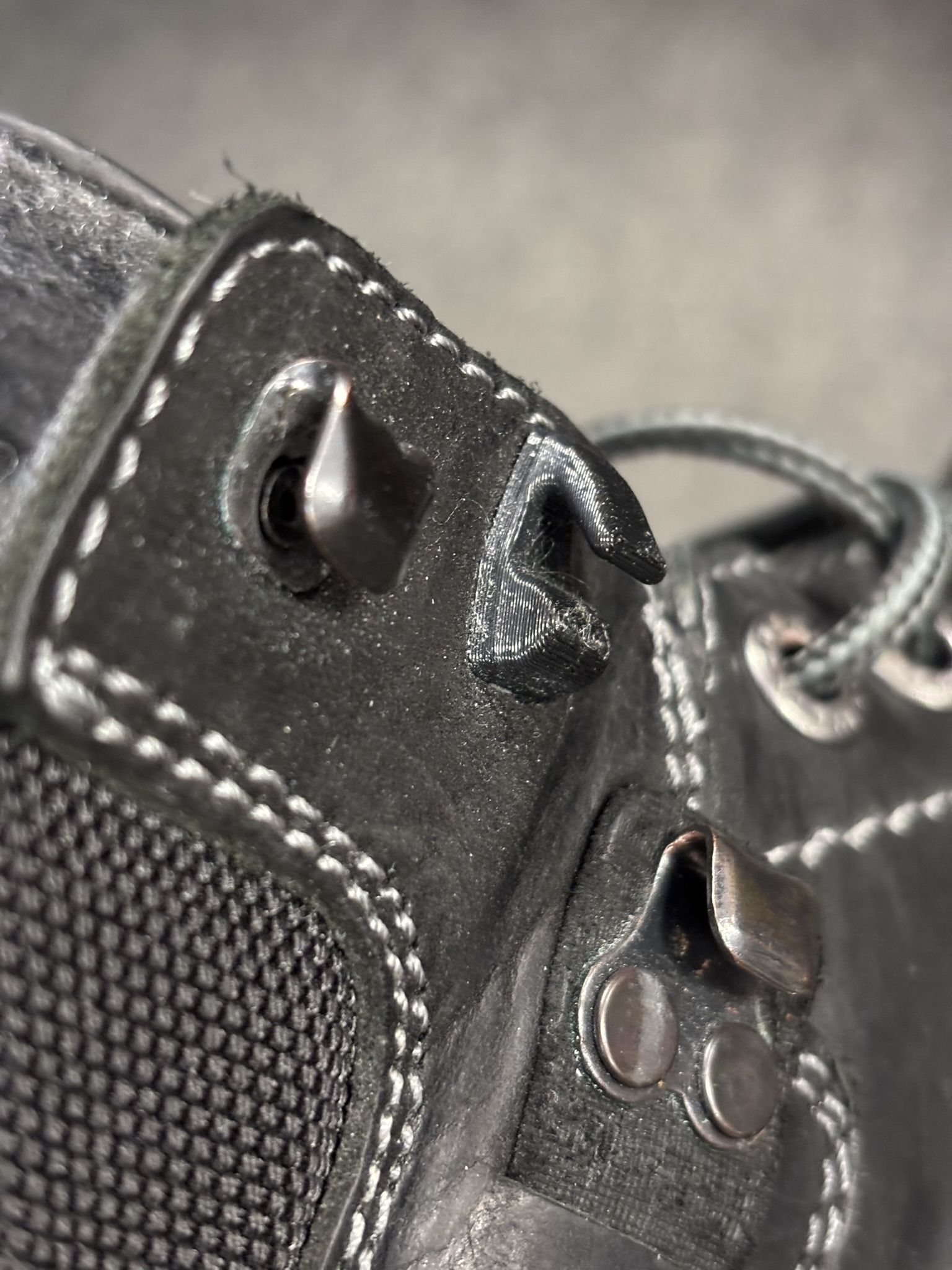 shoe lace hook - háček na tkaničky