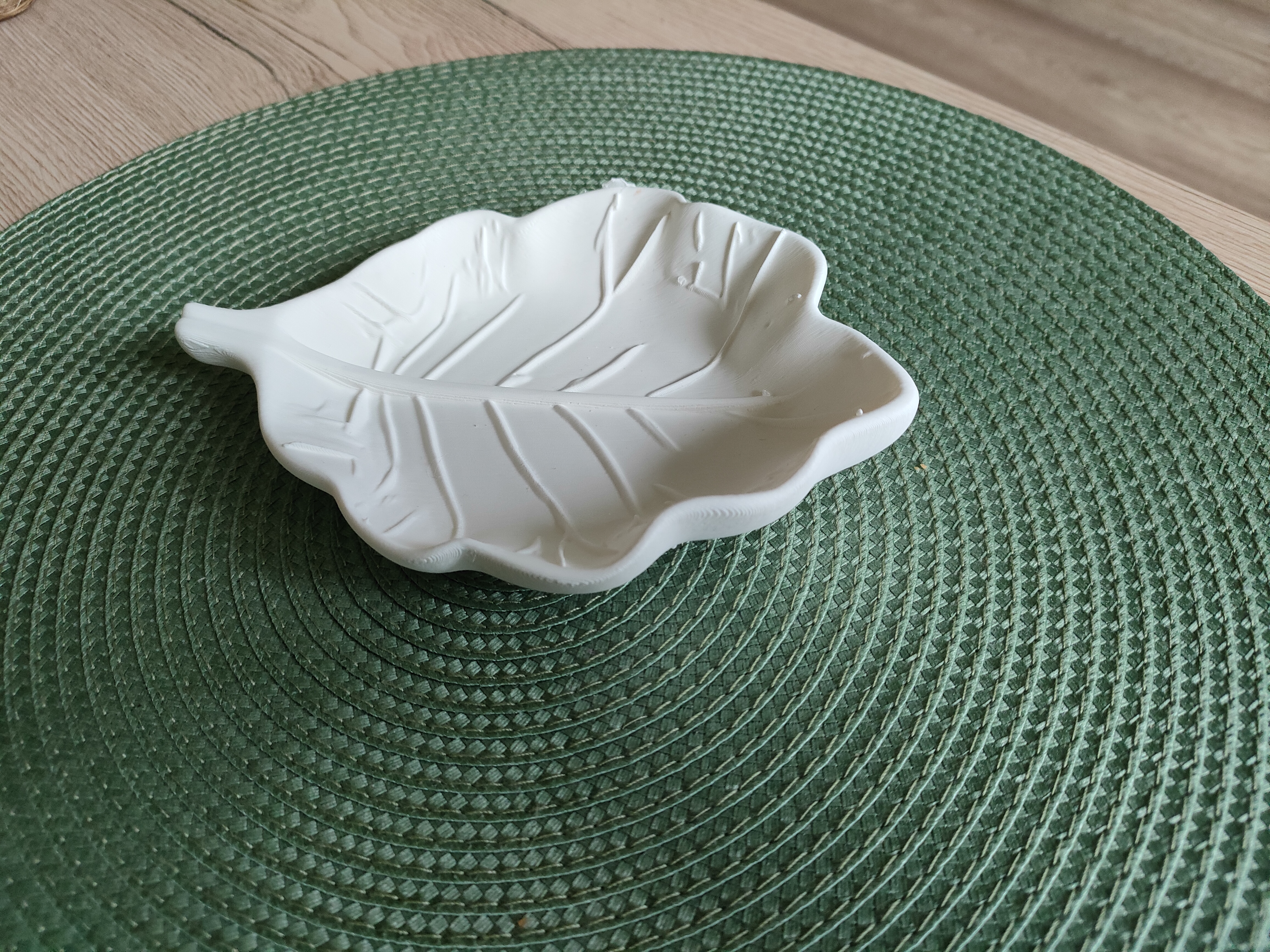 Leaf shaped plate for sweets