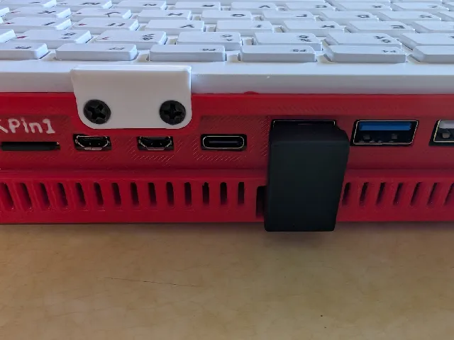 Raspberry Pi 400 2.5" SSD Case IO Shield with Center Back Clip
