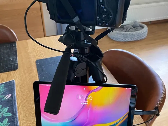 Tripod shelf for external screen (tablet)