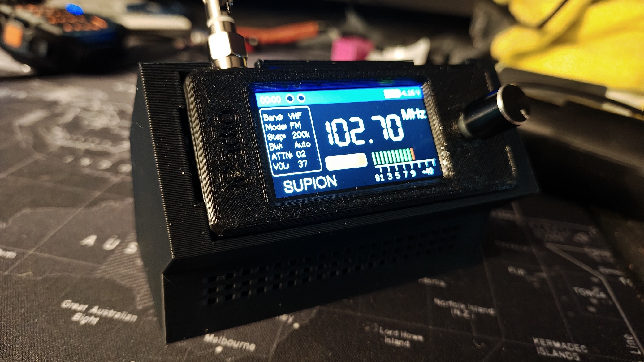 SI4732 SDR Radio Stand with front speaker opening