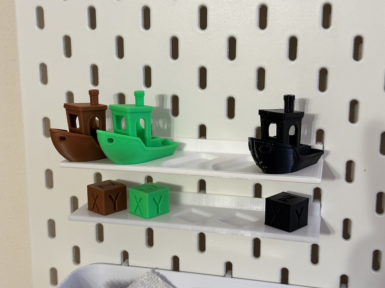 Skadis Calibration Cube Display
