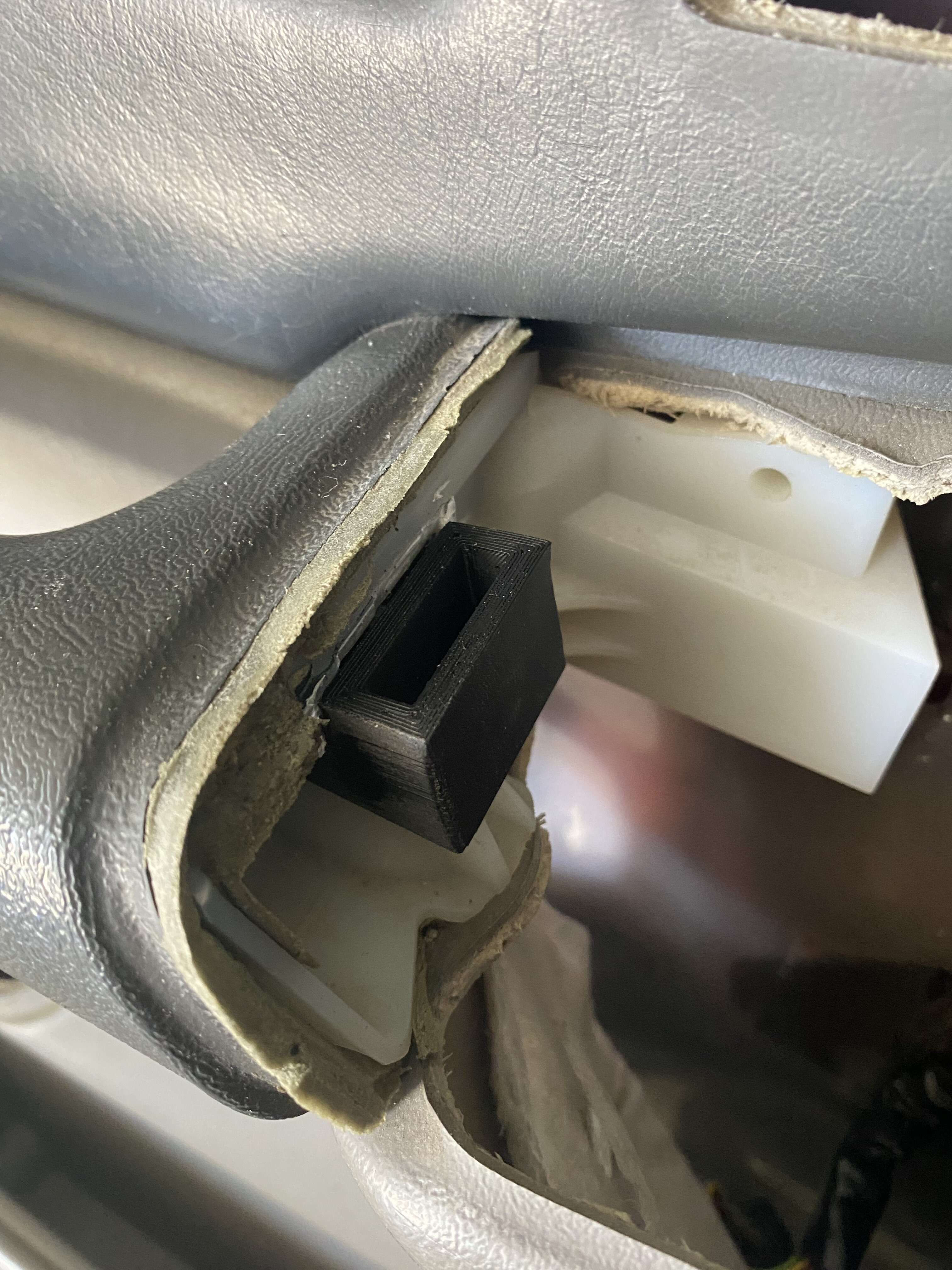 GMT800 Silverado / Tahoe / Suburban / Yukon Door handle repair clip (1999-2007)