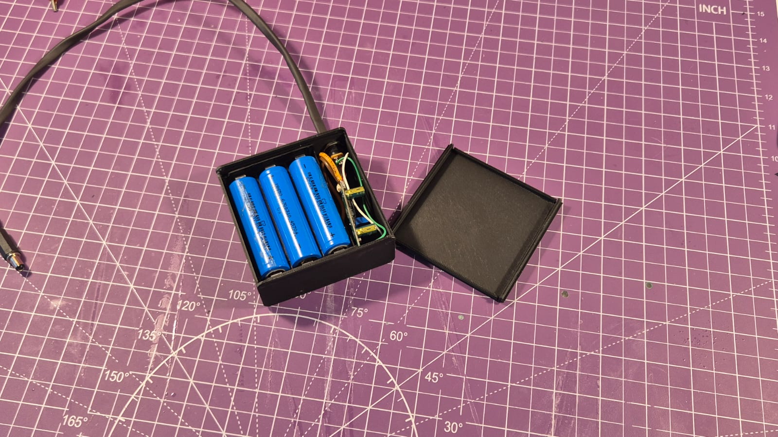 Vidasız 3D Baskı Batarya Kutusu (12V) / Screwless 3D Printed Battery Enclosure (12V)