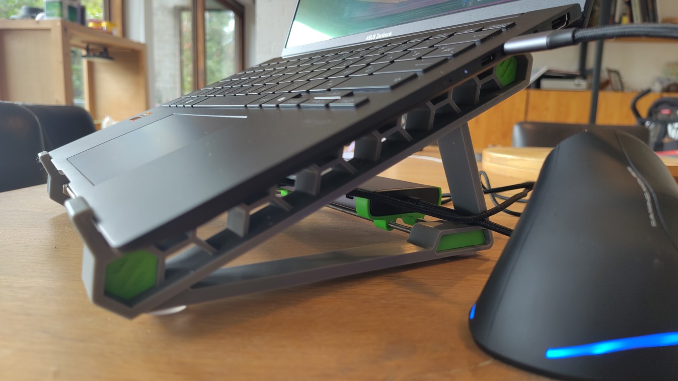 Laptop stand × Docking station