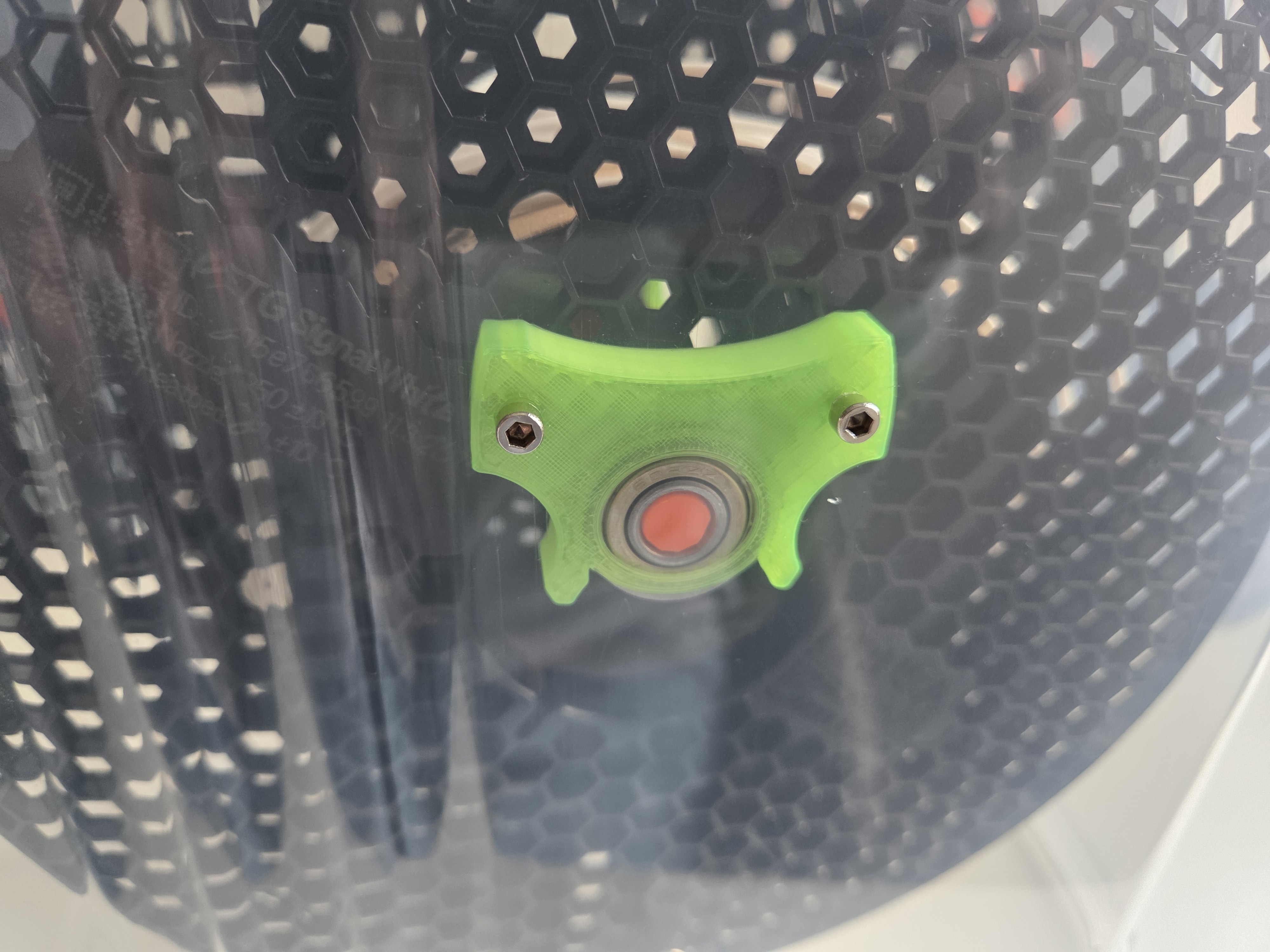Compliant low friction spool holder clamp (cereal drybox)