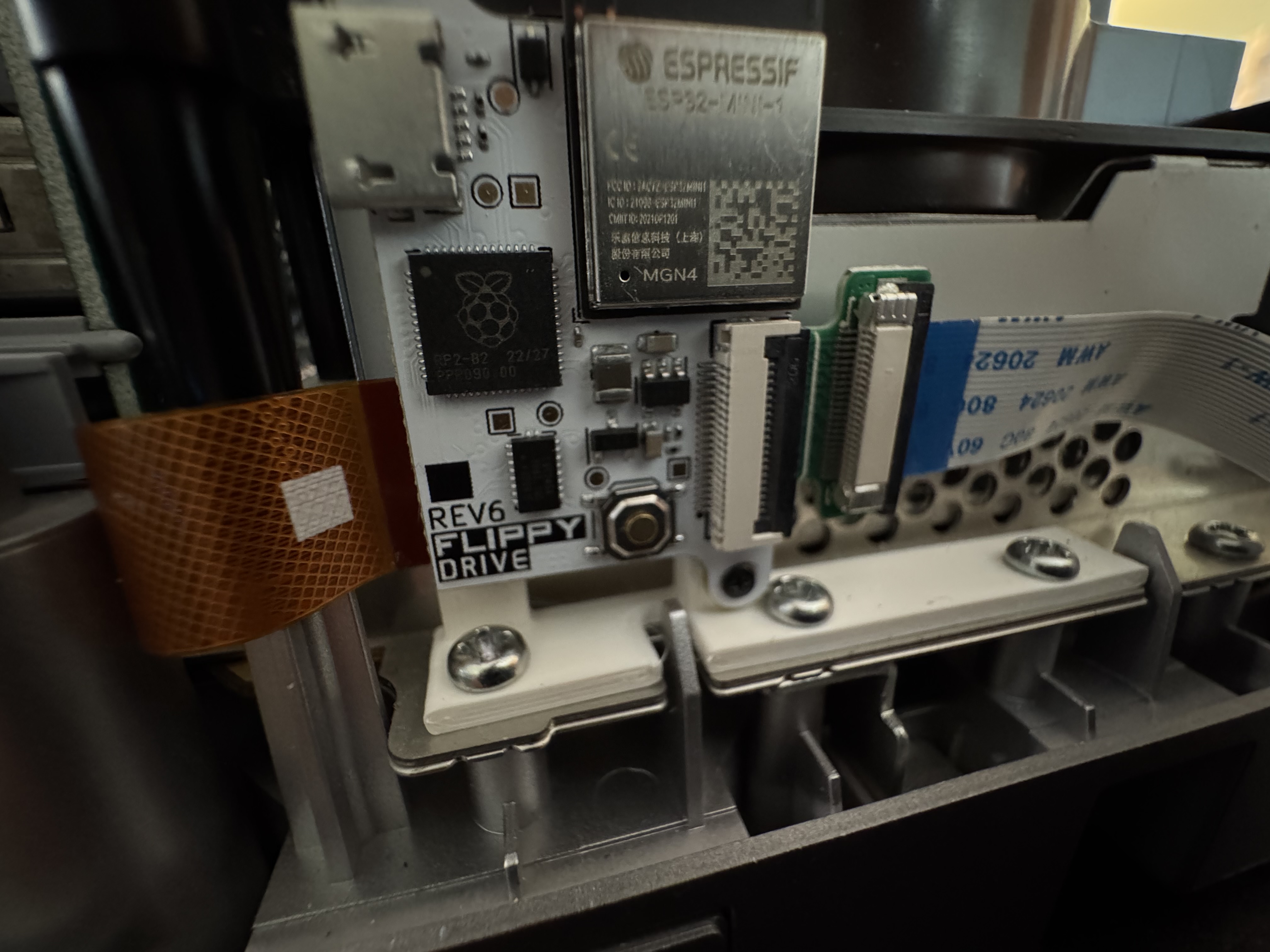 GameCube Flippydrive Bracket - Plus space for Micro SD Expanions — thumbnail 2