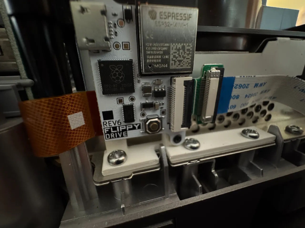 GameCube Flippydrive Bracket - Plus space for Micro SD Expanions