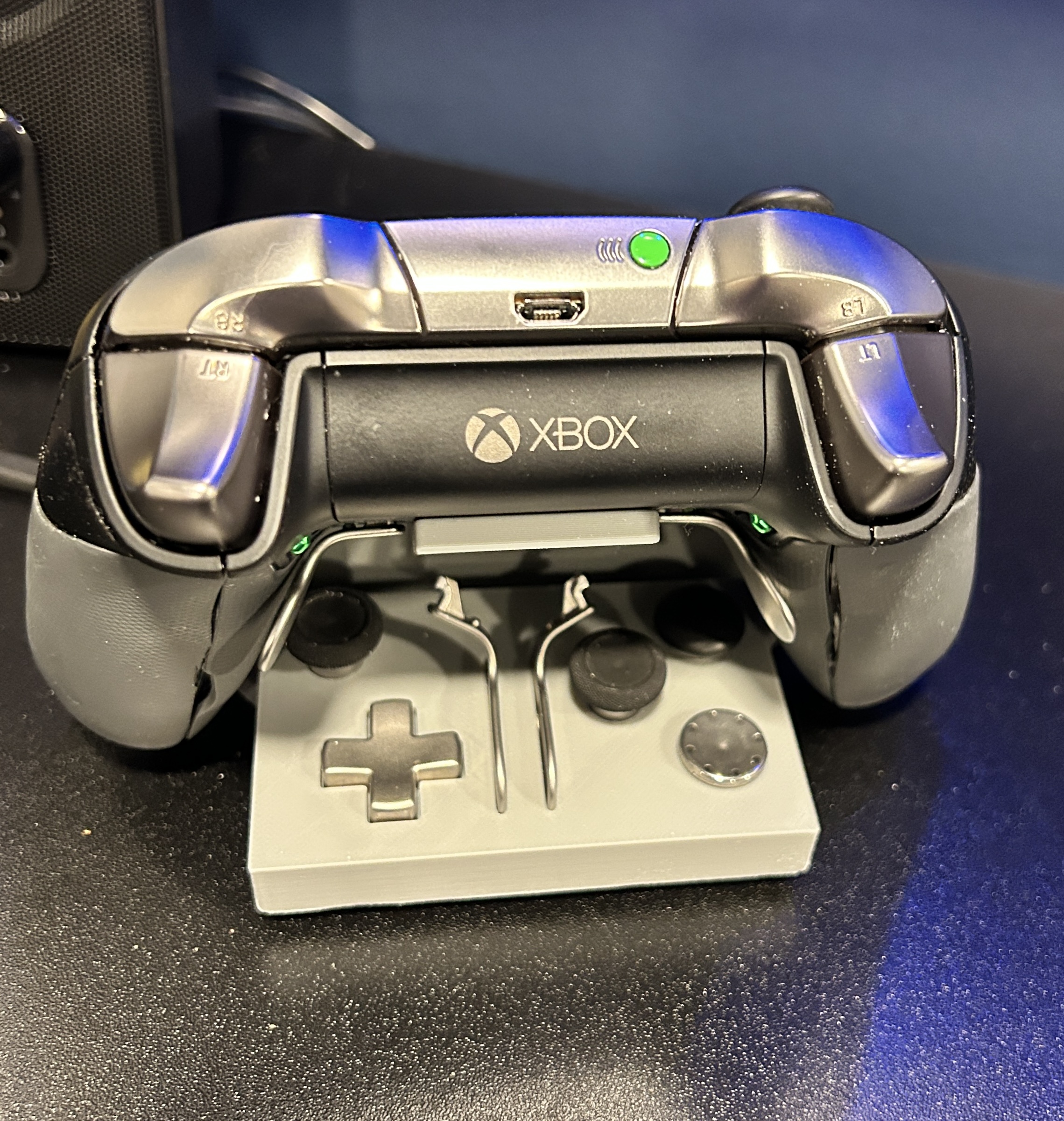 Accessories holder for original Xbox Elite Controllers