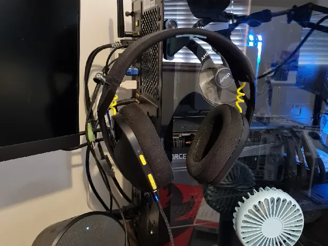 Headphone mount for PC case