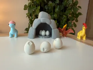 Speckled egg / Hatching egg