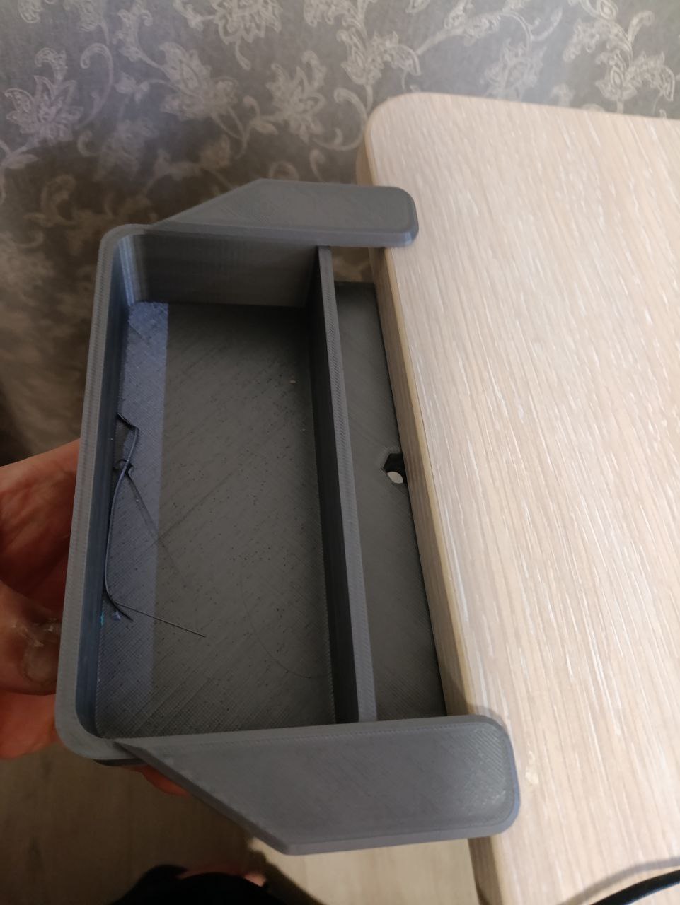 Miniatura 2 do modelo 3D А trash container with a table mount.