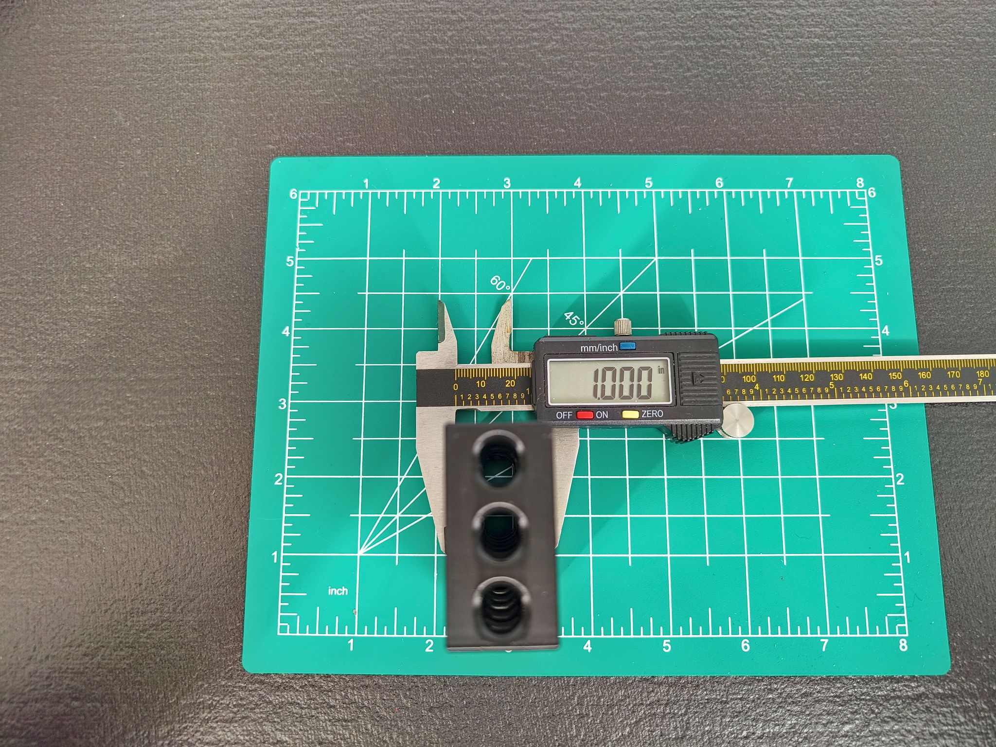 Miniatura 2 do modelo 3D Threaded 123 Block