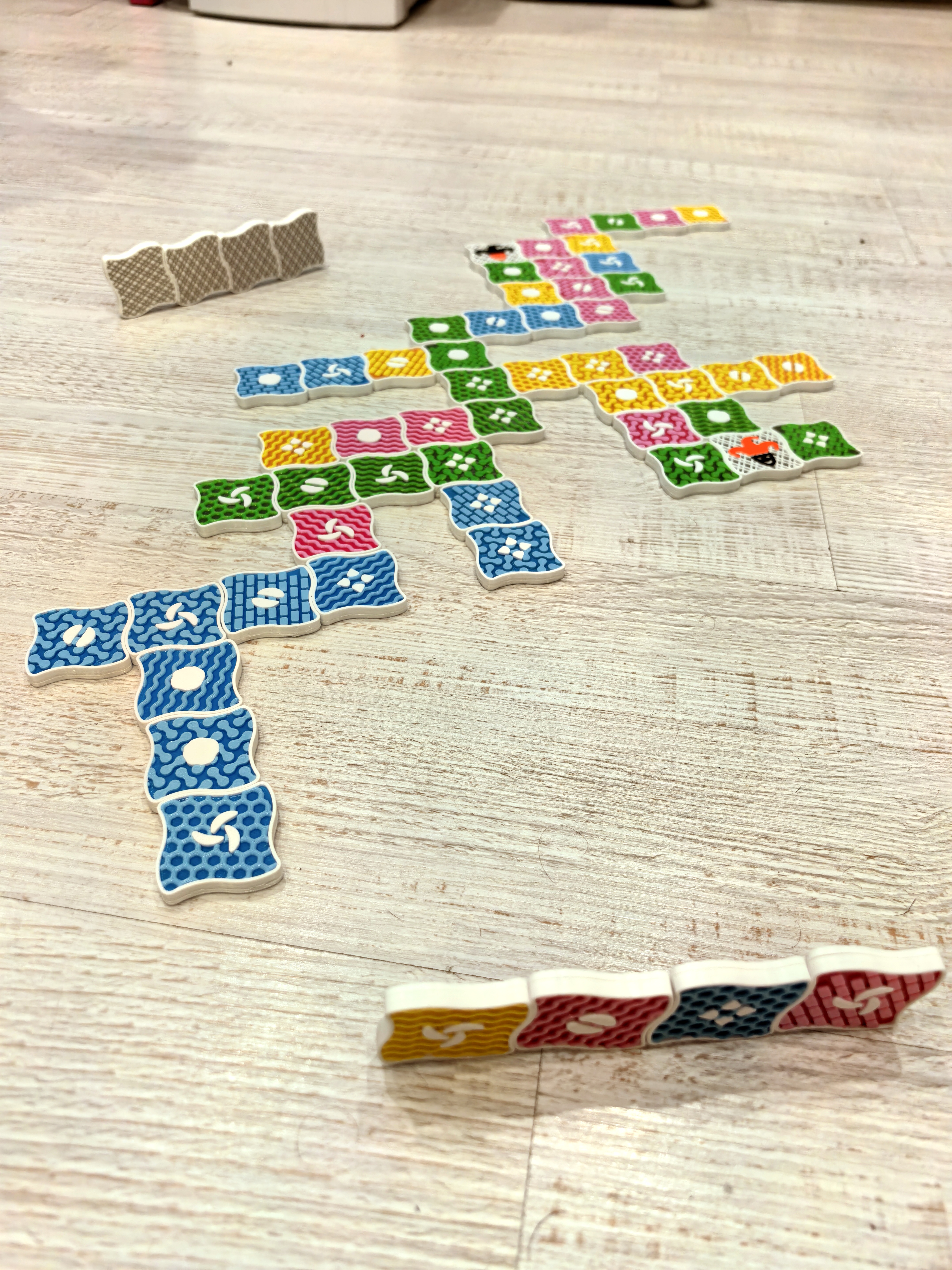 Iota/kwatro magnetic boardgame