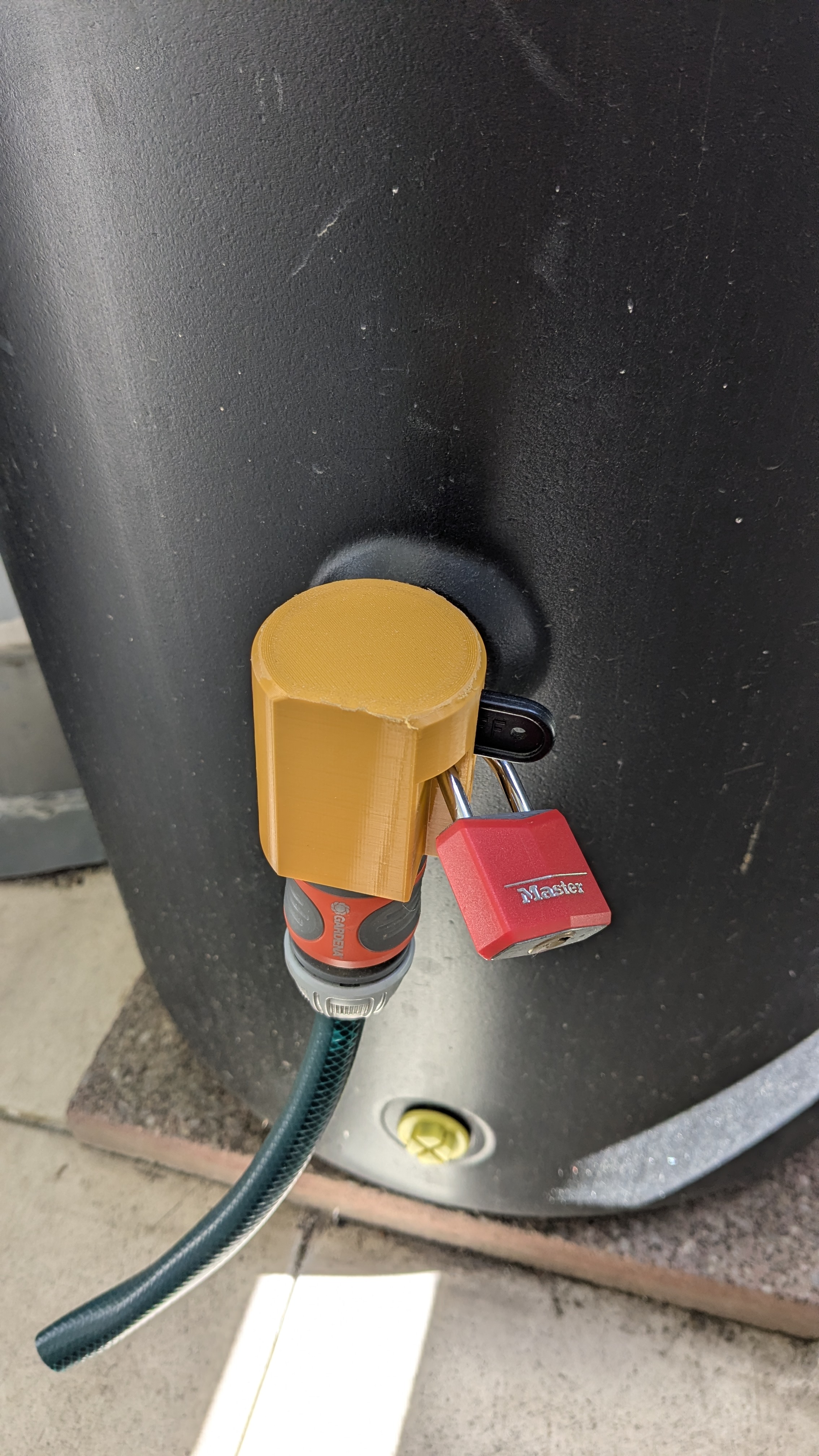 Child safety lock for a Elho watertank tap