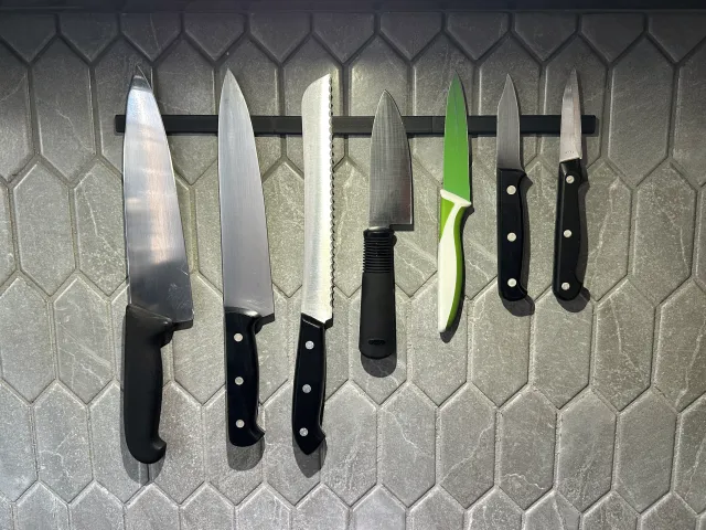 Magnetic Kitchen Knife Holder / Rack - Extendable