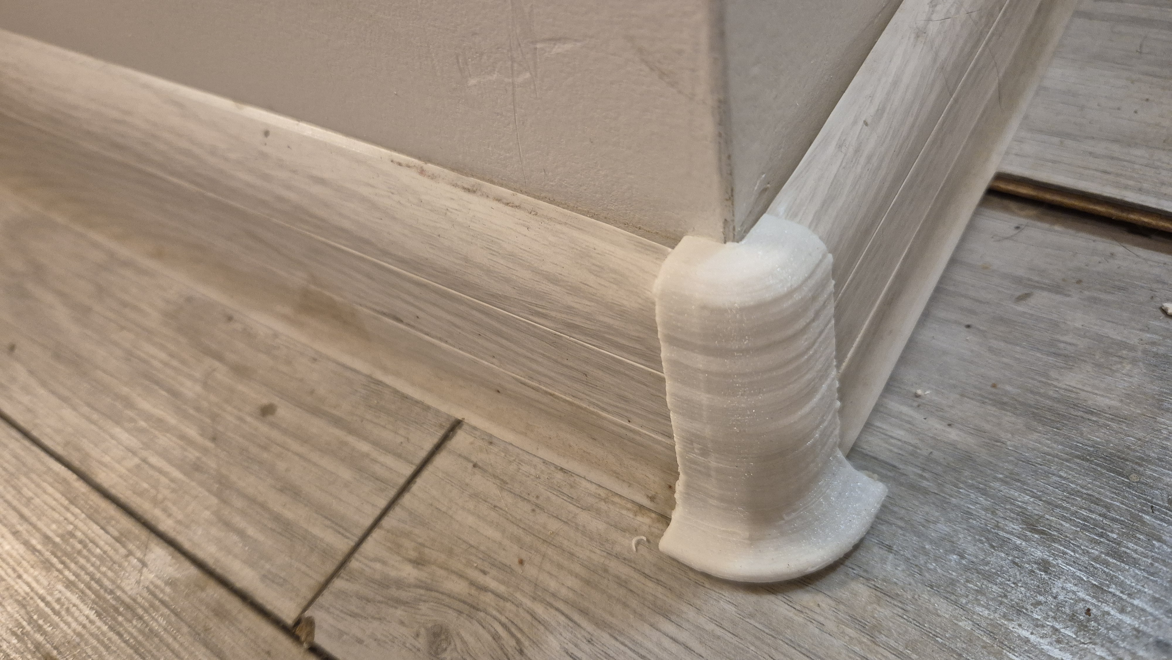 Skirting board outside corner x4