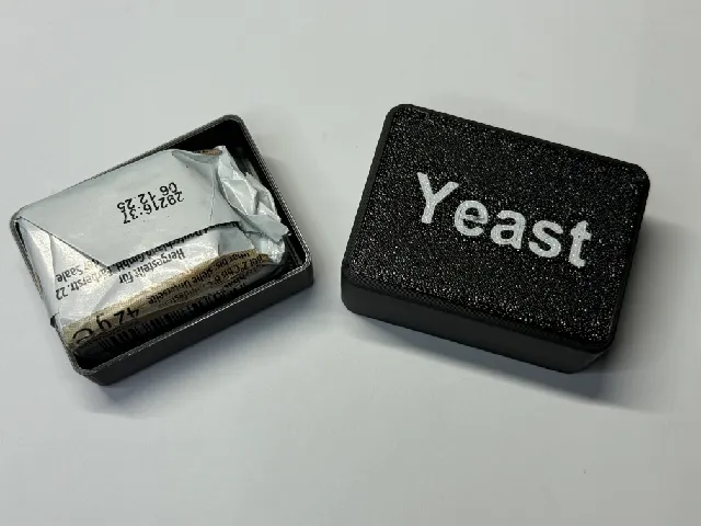 Little Box for yeast / Kleine Schachtel für Hefe