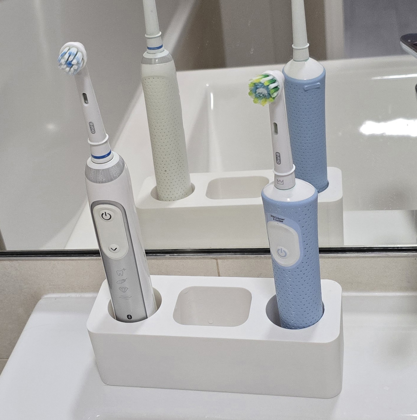 Toothbrush for 2 OralB toothbrushes and toothpaste