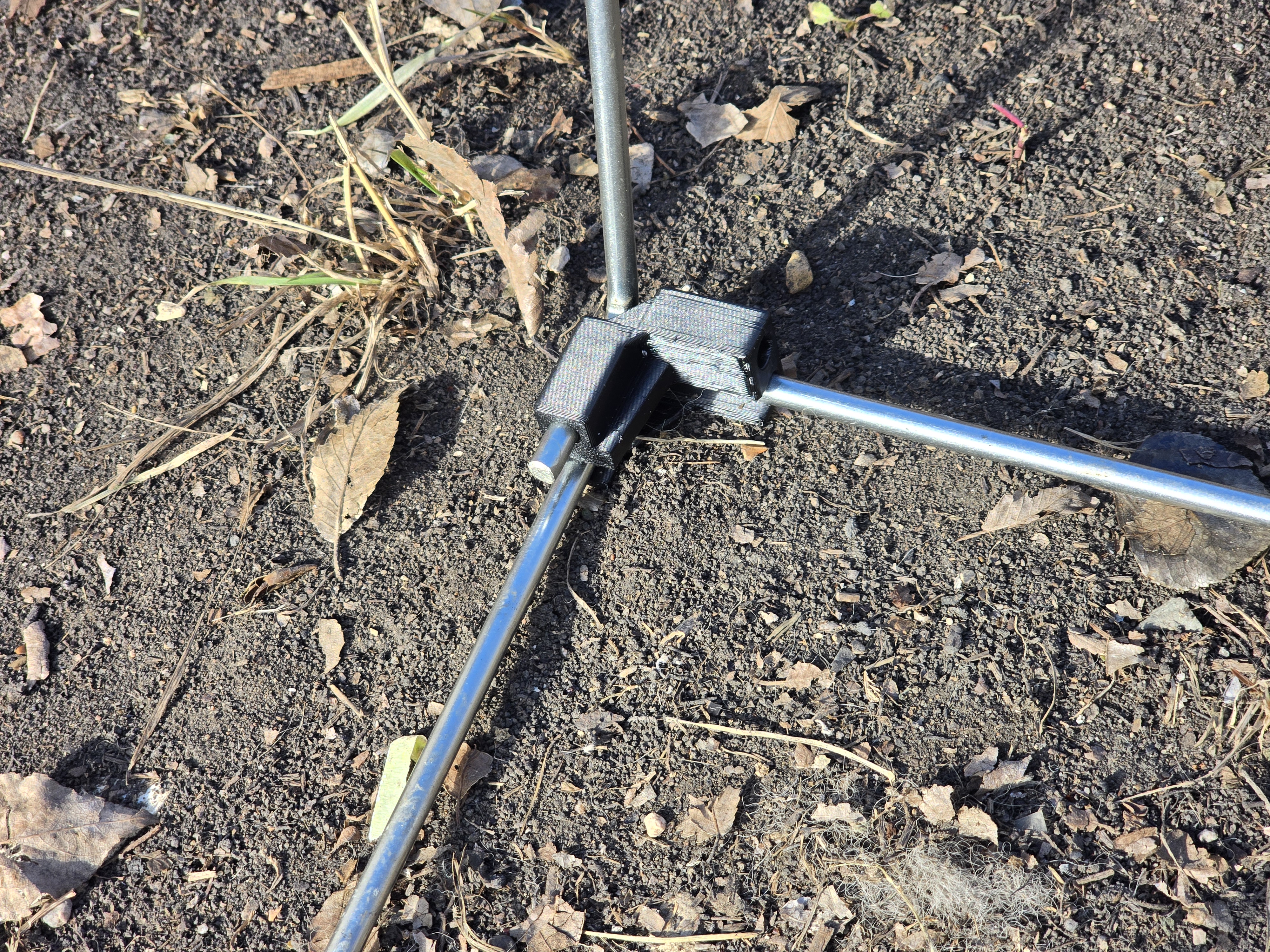 WIRED GARBAGE FRAME CLIP.