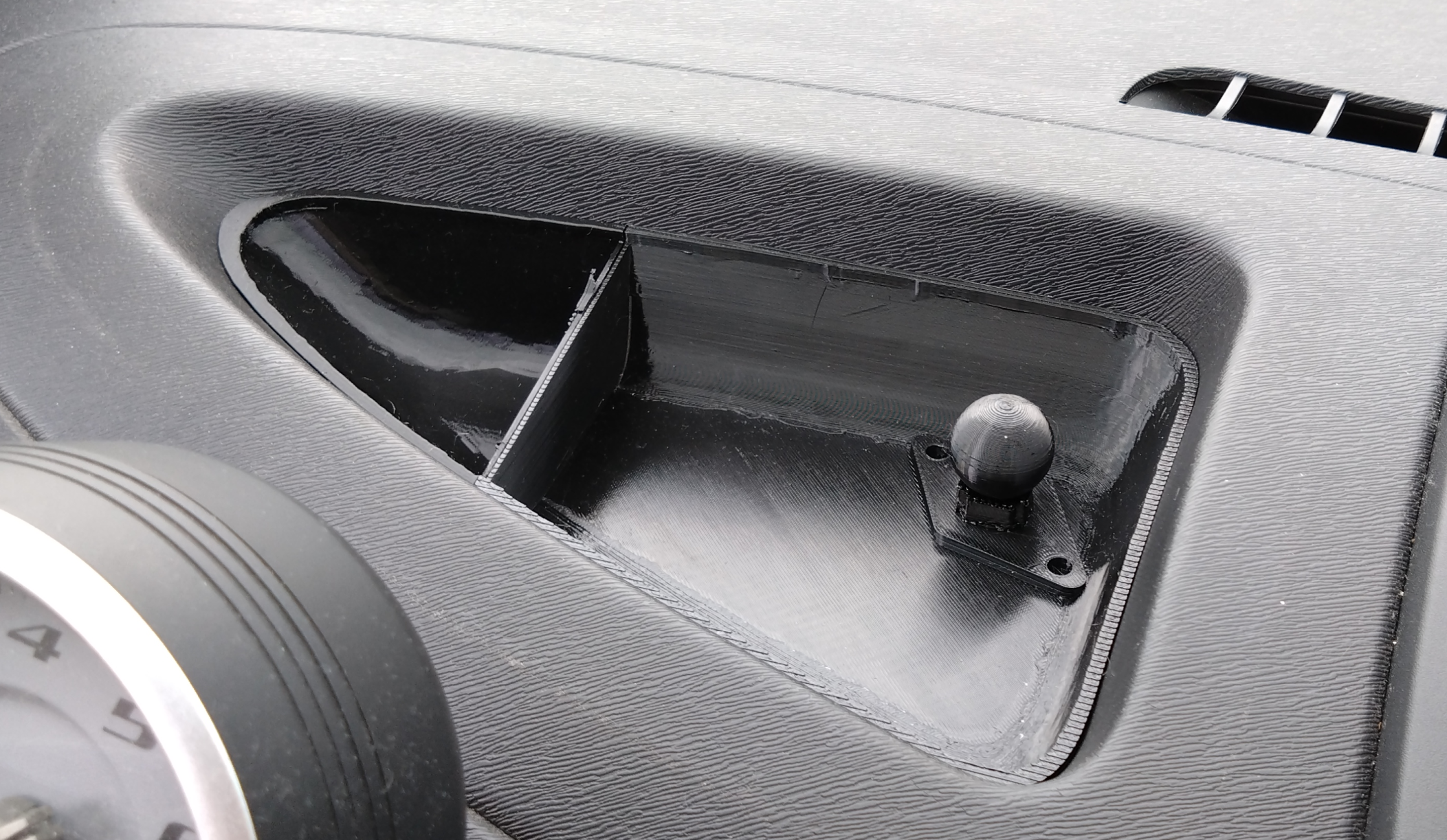 Dashboard shelf insert for Renault Twingo II
